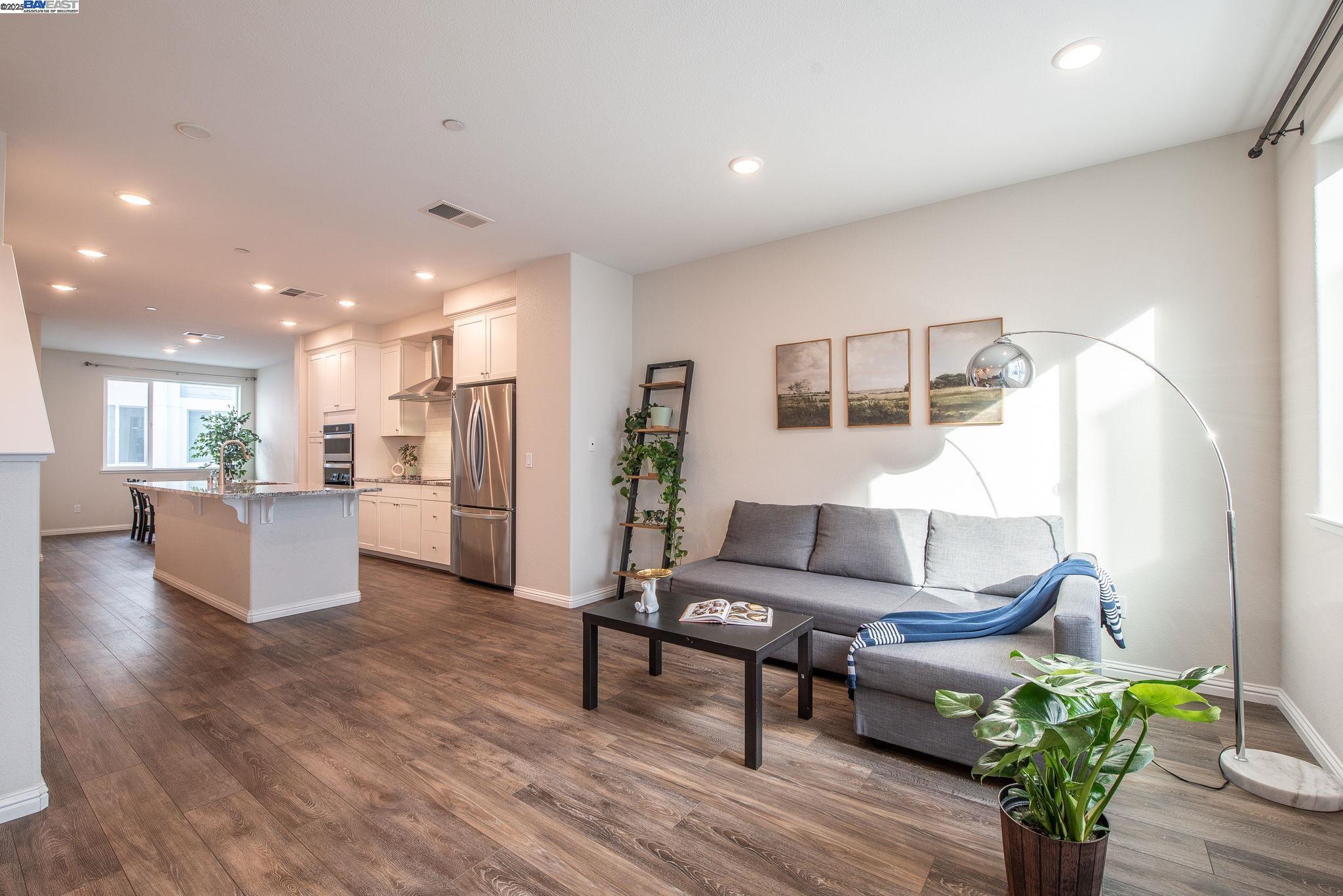 Detail Gallery Image 16 of 29 For 571 Apricot Way, San Jose,  CA 95133 - 3 Beds | 3/1 Baths