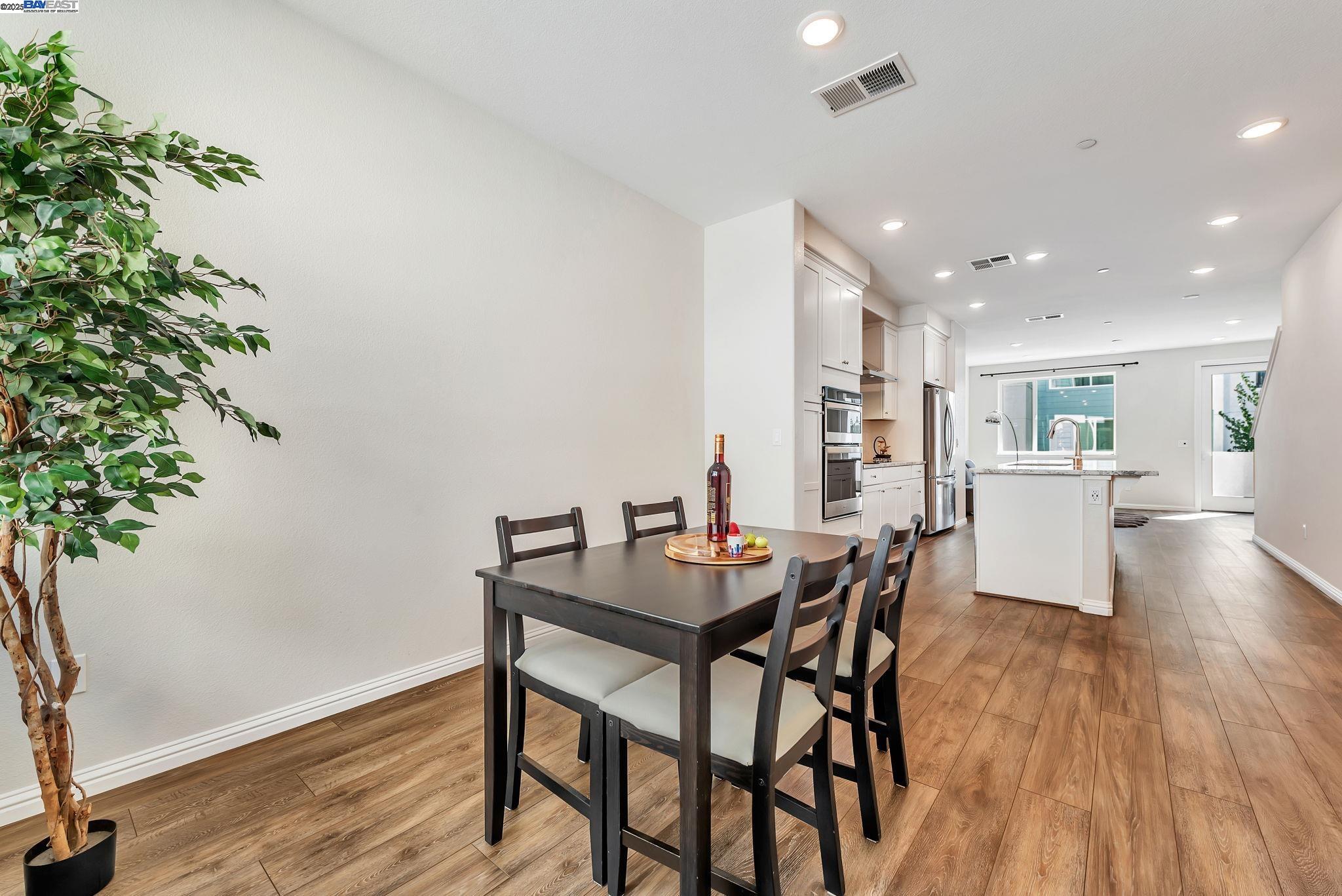 Detail Gallery Image 5 of 29 For 571 Apricot Way, San Jose,  CA 95133 - 3 Beds | 3/1 Baths