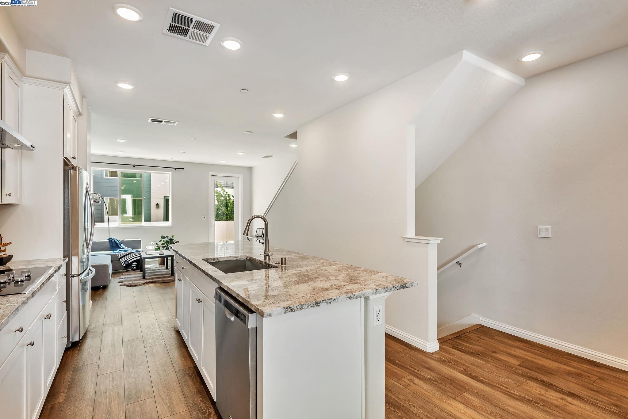Detail Gallery Image 9 of 29 For 571 Apricot Way, San Jose,  CA 95133 - 3 Beds | 3/1 Baths