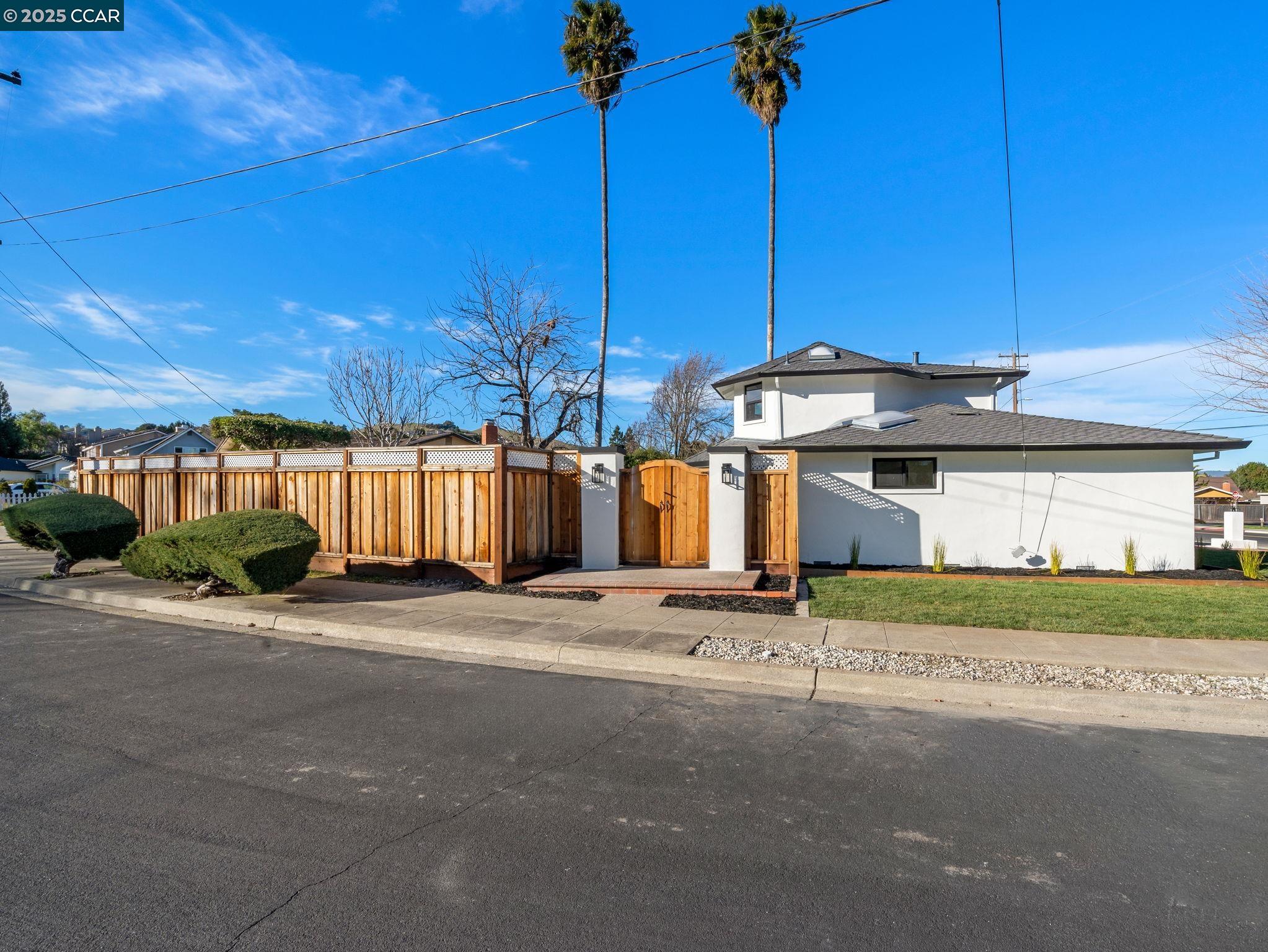 Detail Gallery Image 4 of 60 For 7506 Amarillo Rd, Dublin,  CA 94568 - 4 Beds | 2 Baths