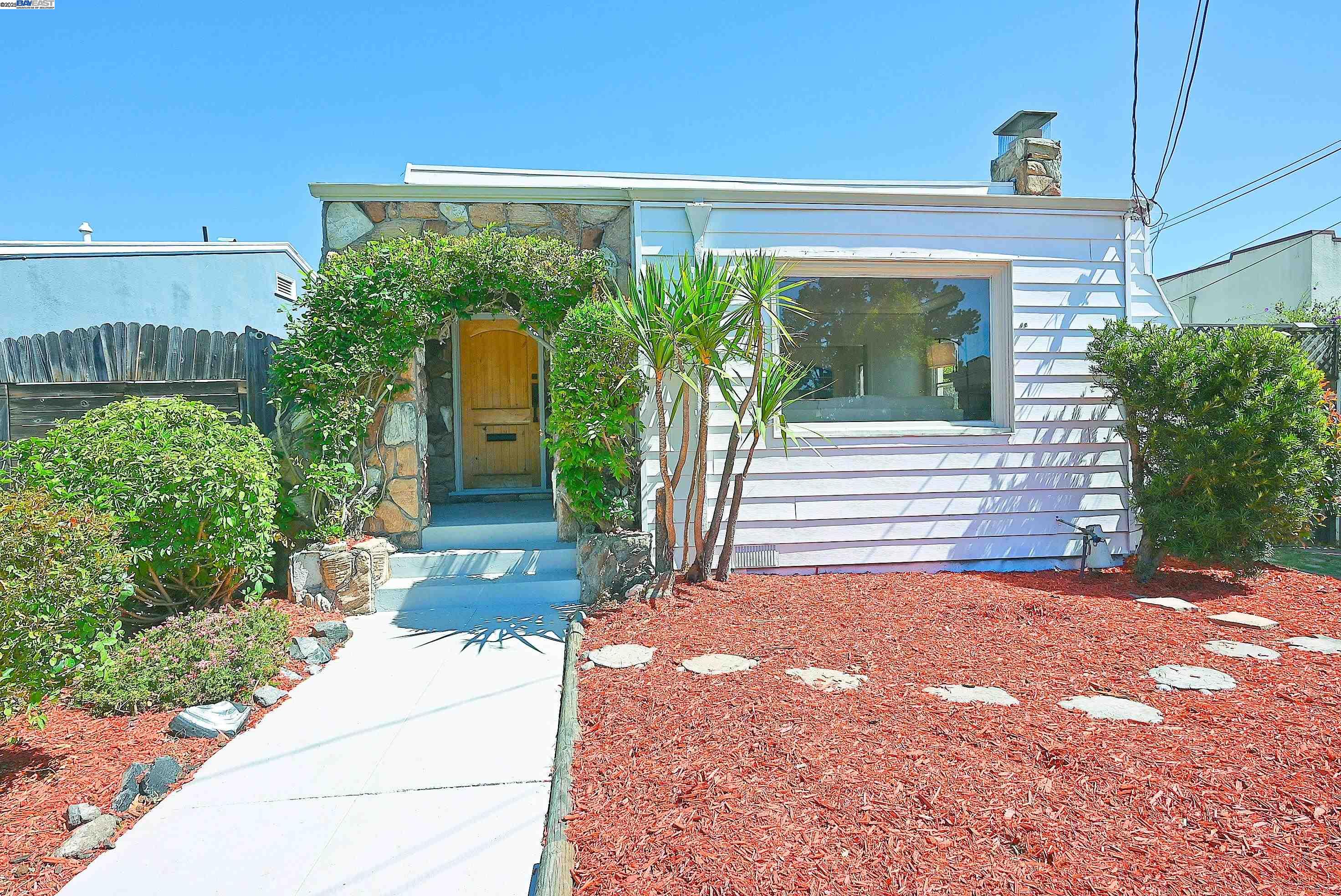 Detail Gallery Image 2 of 23 For 333 Central, Alameda,  CA 94501 - 2 Beds | 1 Baths