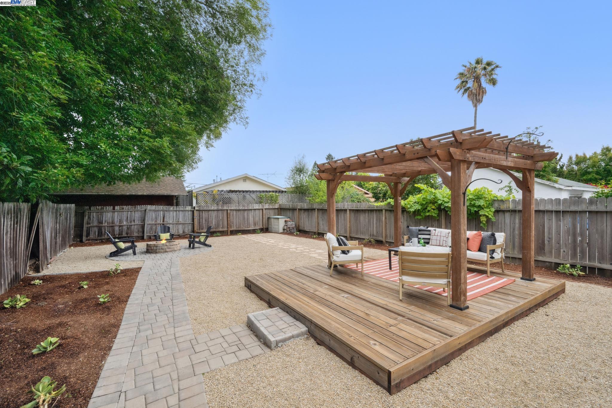 Detail Gallery Image 2 of 40 For 3764 35th Avenue, Oakland,  CA 94619 - 2 Beds | 1 Baths