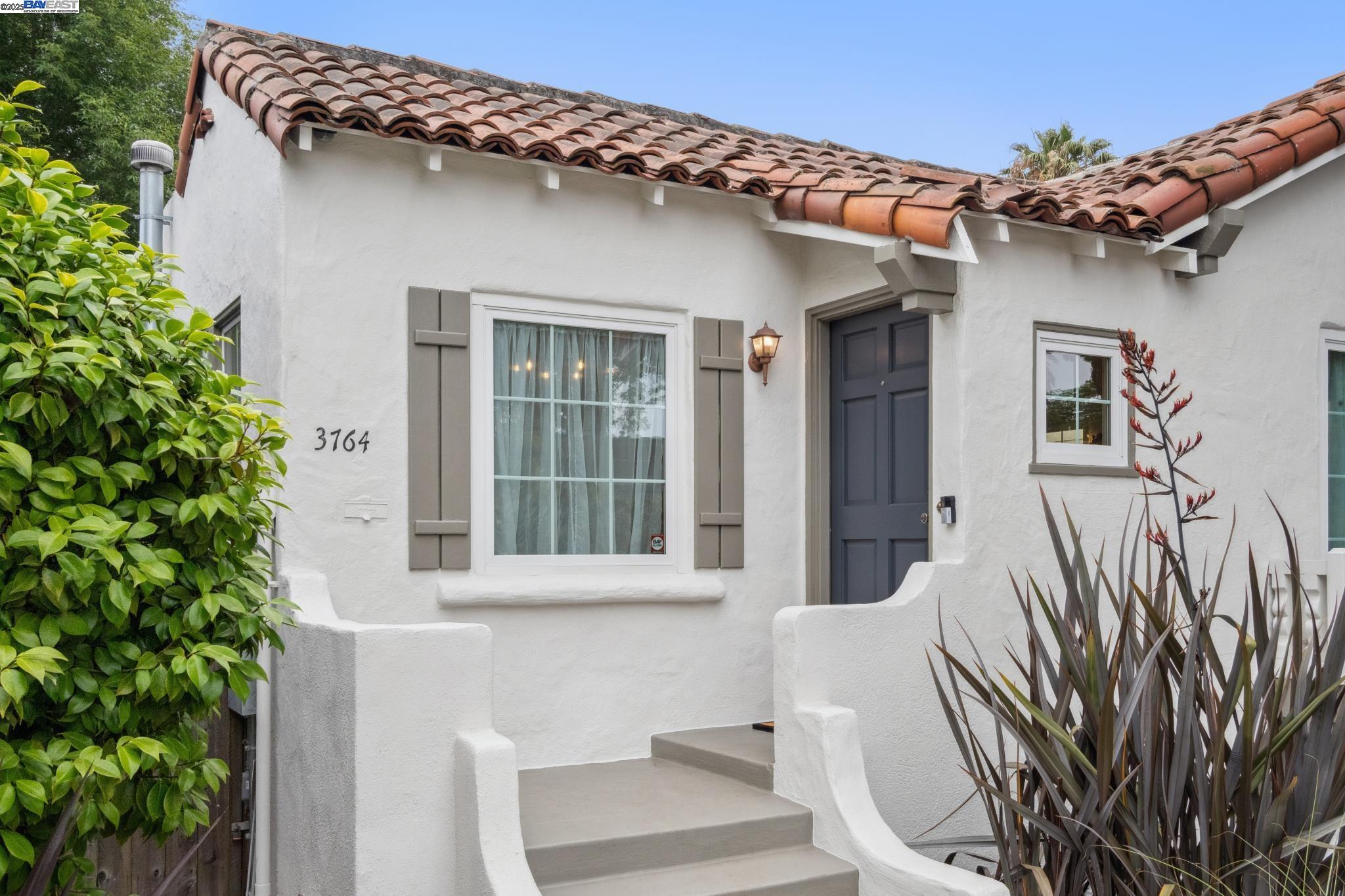 Detail Gallery Image 3 of 40 For 3764 35th Avenue, Oakland,  CA 94619 - 2 Beds | 1 Baths