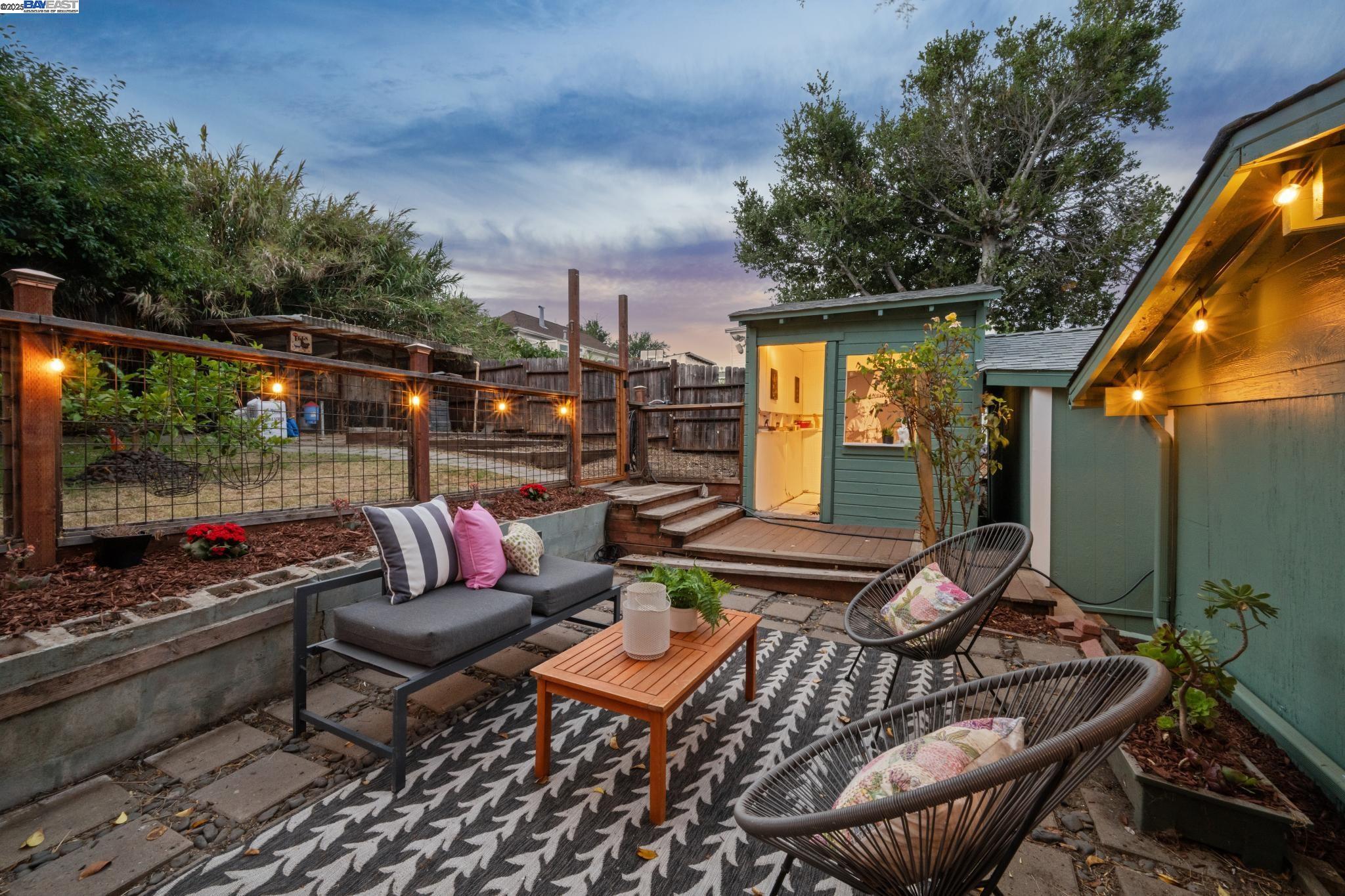 Detail Gallery Image 2 of 55 For 2449 26th Avenue, Oakland,  CA 94601 - 4 Beds | 2 Baths