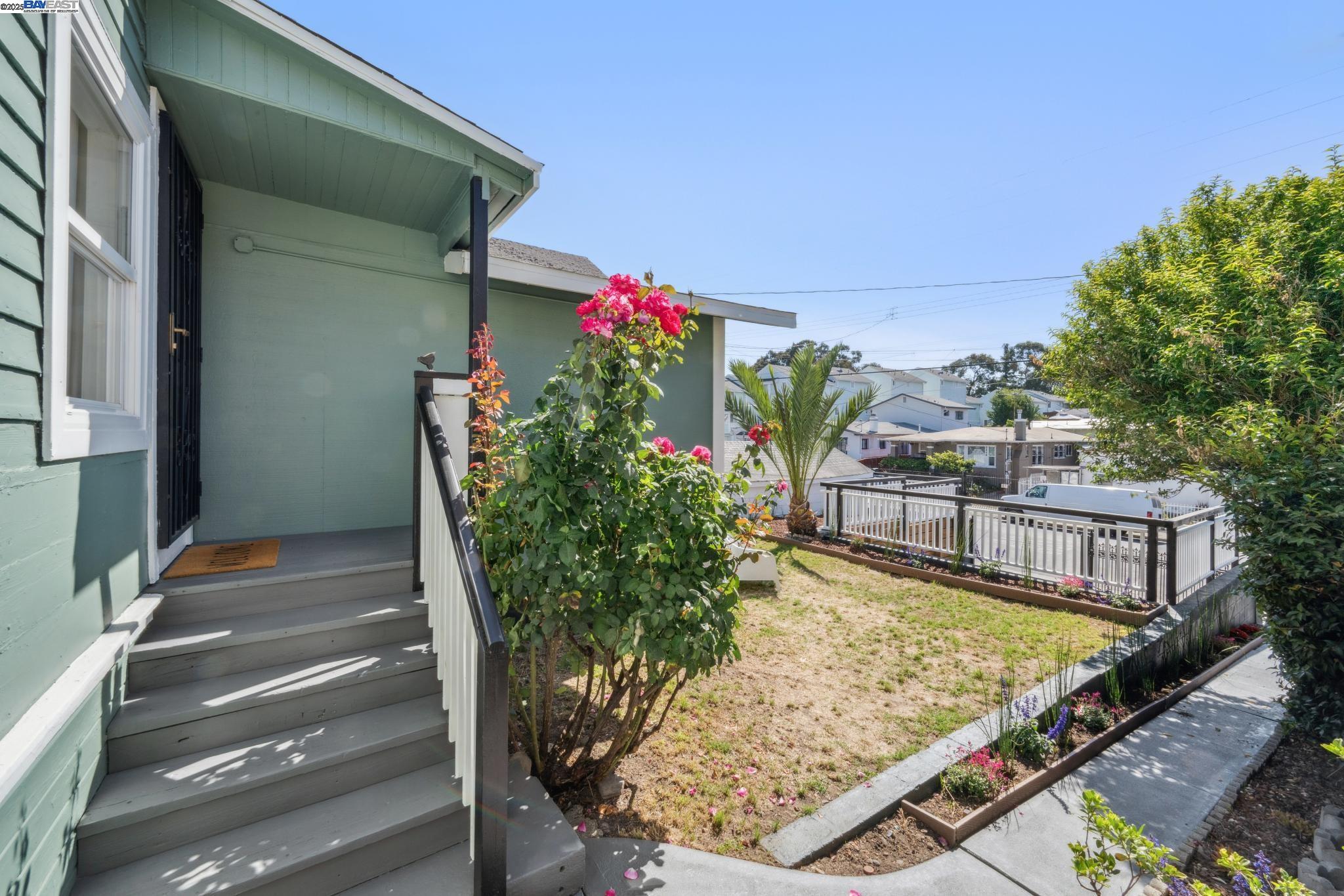 Detail Gallery Image 4 of 55 For 2449 26th Avenue, Oakland,  CA 94601 - 4 Beds | 2 Baths