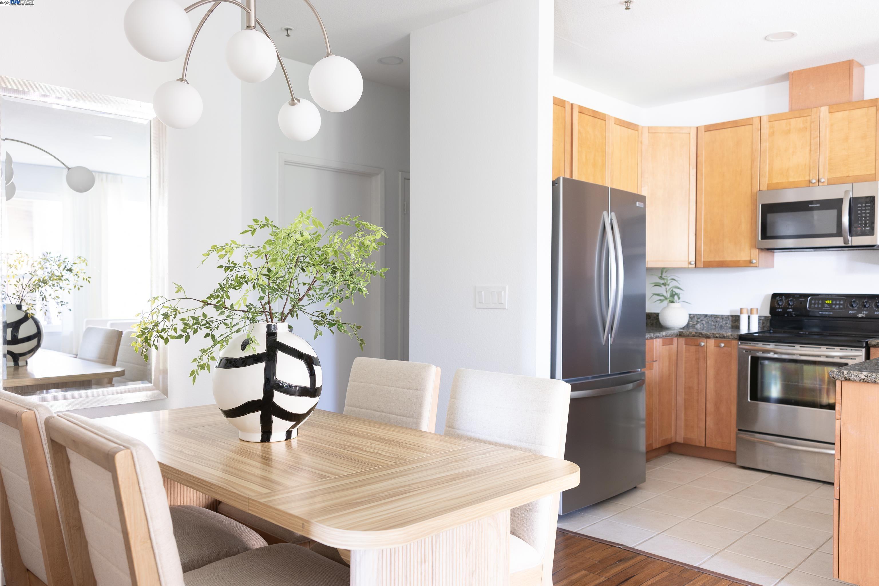 Detail Gallery Image 4 of 29 For 3695 Stevenson Blvd #144,  Fremont,  CA 94538 - 3 Beds | 3 Baths