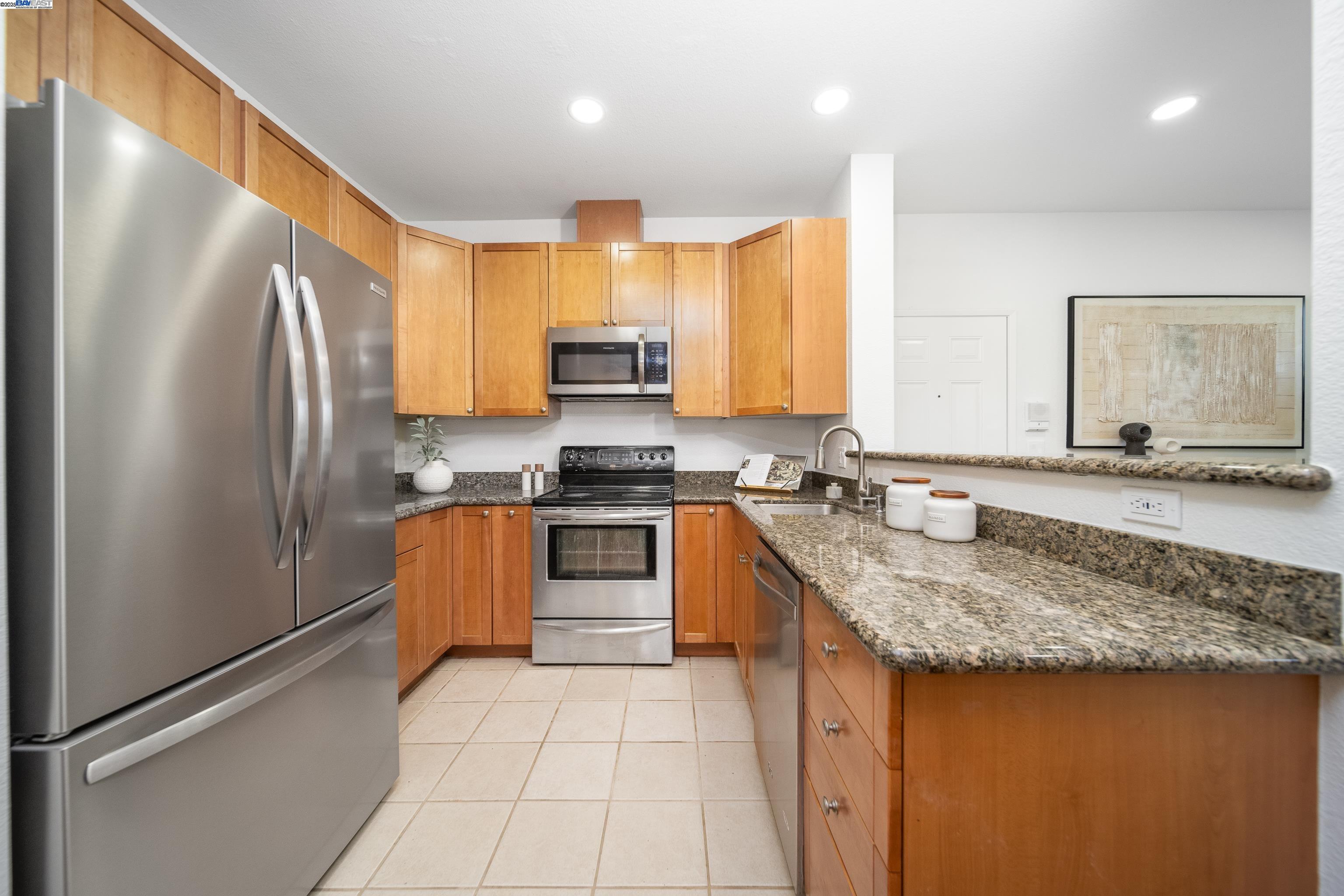 Detail Gallery Image 6 of 29 For 3695 Stevenson Blvd #144,  Fremont,  CA 94538 - 3 Beds | 3 Baths