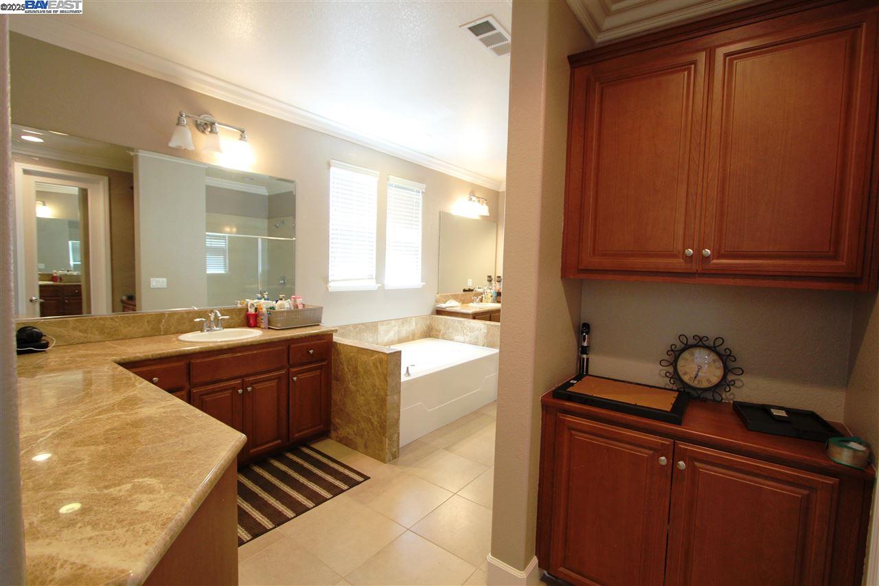 Detail Gallery Image 12 of 20 For 5199 Salerno Dr, Dublin,  CA 94568-7357 - 4 Beds | 3 Baths
