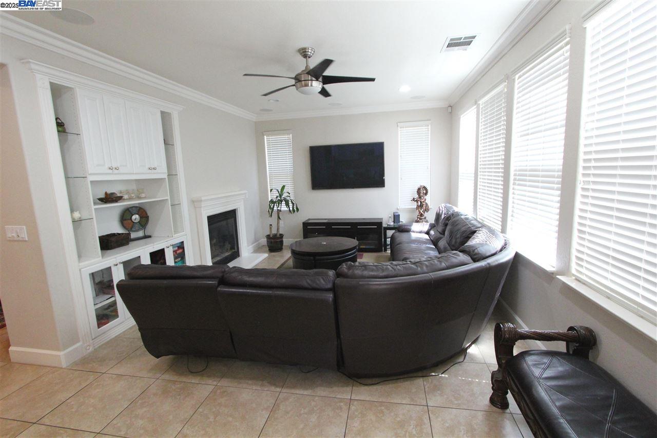Detail Gallery Image 4 of 20 For 5199 Salerno Dr, Dublin,  CA 94568-7357 - 4 Beds | 3 Baths
