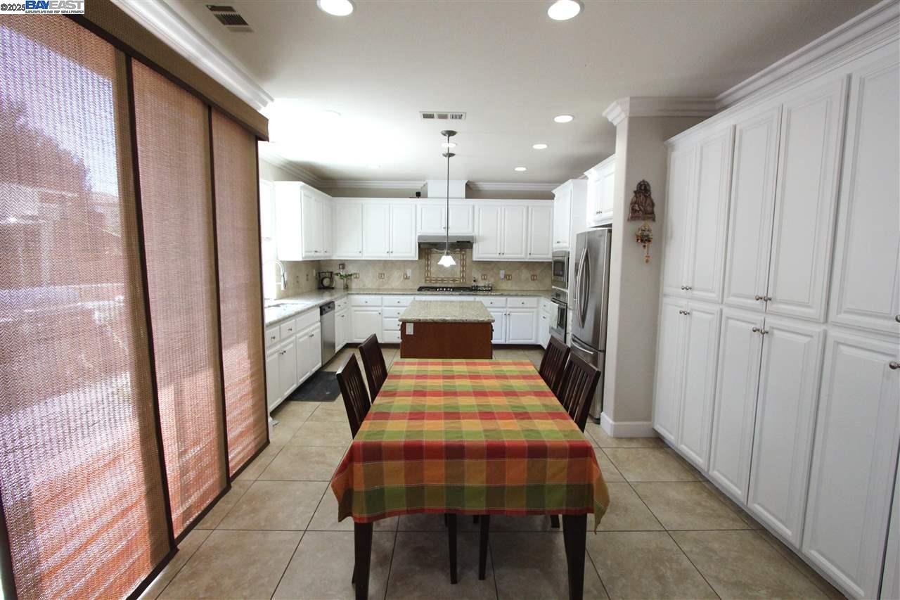 Detail Gallery Image 5 of 20 For 5199 Salerno Dr, Dublin,  CA 94568-7357 - 4 Beds | 3 Baths