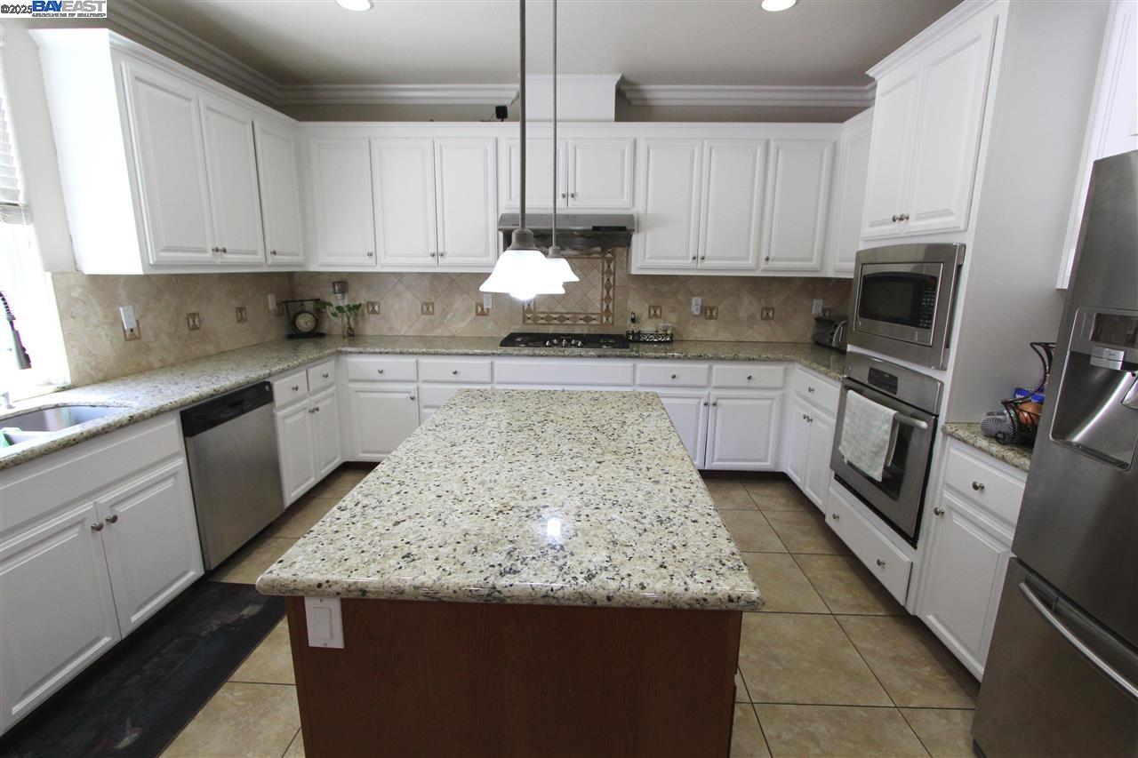 Detail Gallery Image 6 of 20 For 5199 Salerno Dr, Dublin,  CA 94568-7357 - 4 Beds | 3 Baths