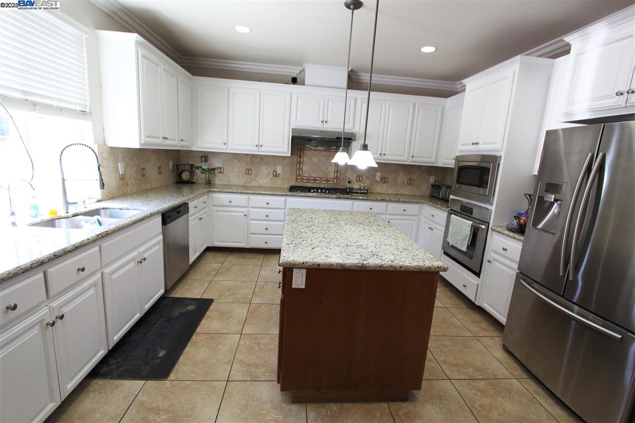Detail Gallery Image 7 of 20 For 5199 Salerno Dr, Dublin,  CA 94568-7357 - 4 Beds | 3 Baths