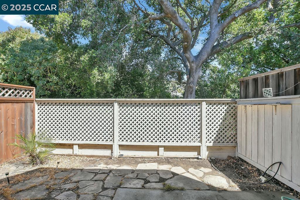 Detail Gallery Image 23 of 27 For 130 Creekside Ct, El Sobrante,  CA 94803 - 2 Beds | 2 Baths