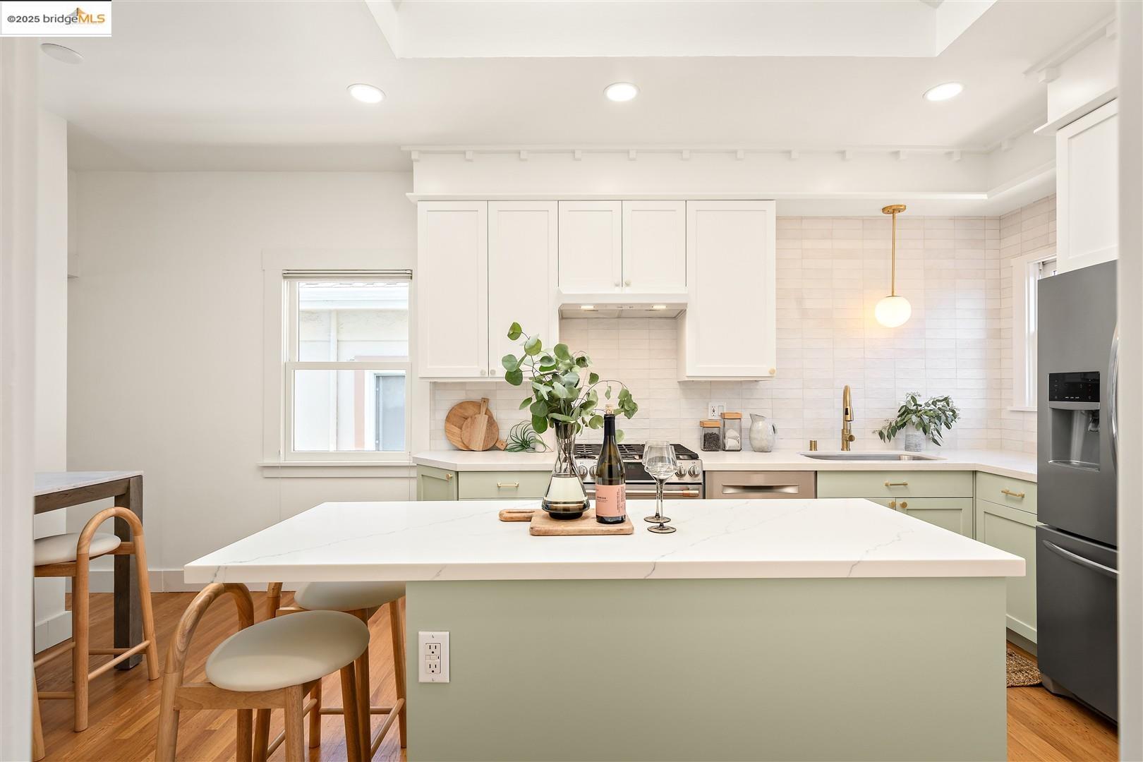 Detail Gallery Image 1 of 1 For 428 Cavour St, Oakland,  CA 94618 - 3 Beds | 2/1 Baths