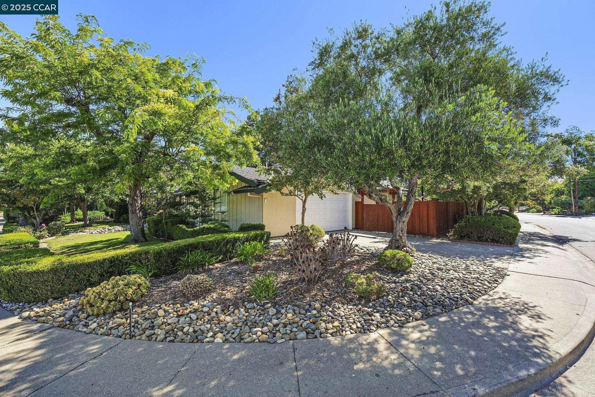 Detail Gallery Image 2 of 29 For 231 Los Felicas Ave, Walnut Creek,  CA 94598 - 4 Beds | 2 Baths