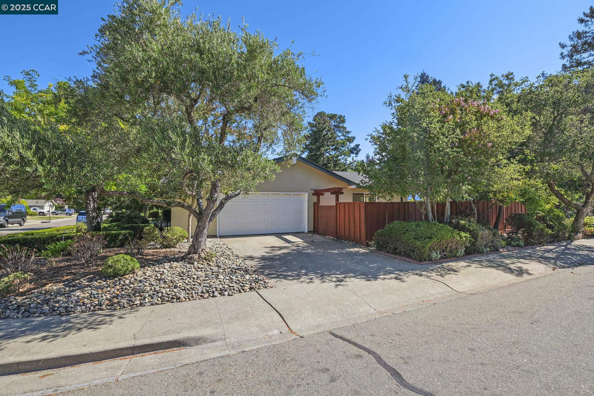 Detail Gallery Image 3 of 29 For 231 Los Felicas Ave, Walnut Creek,  CA 94598 - 4 Beds | 2 Baths