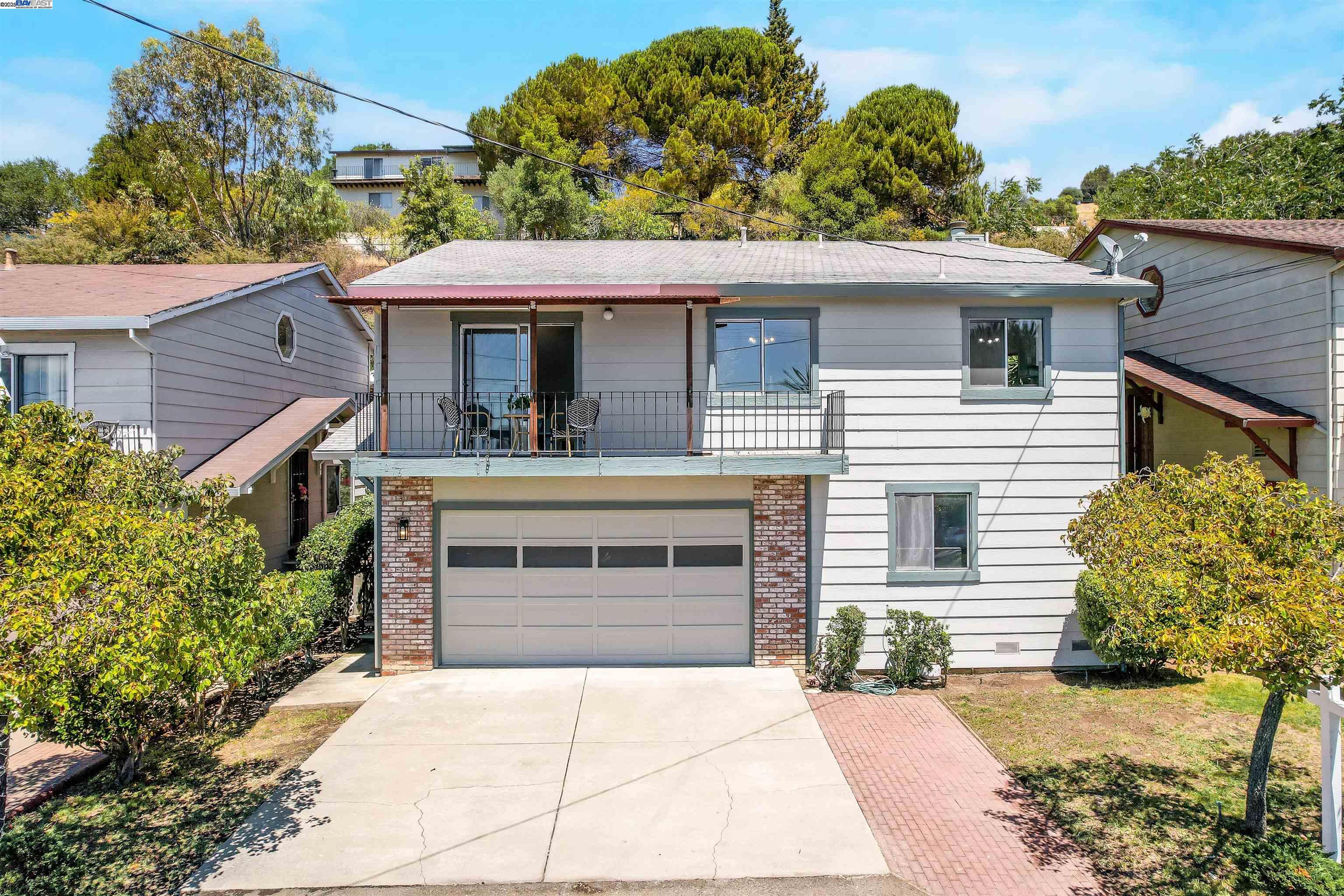 Detail Gallery Image 1 of 1 For 1076 Central Blvd, Hayward,  CA 94542 - 3 Beds | 2/1 Baths