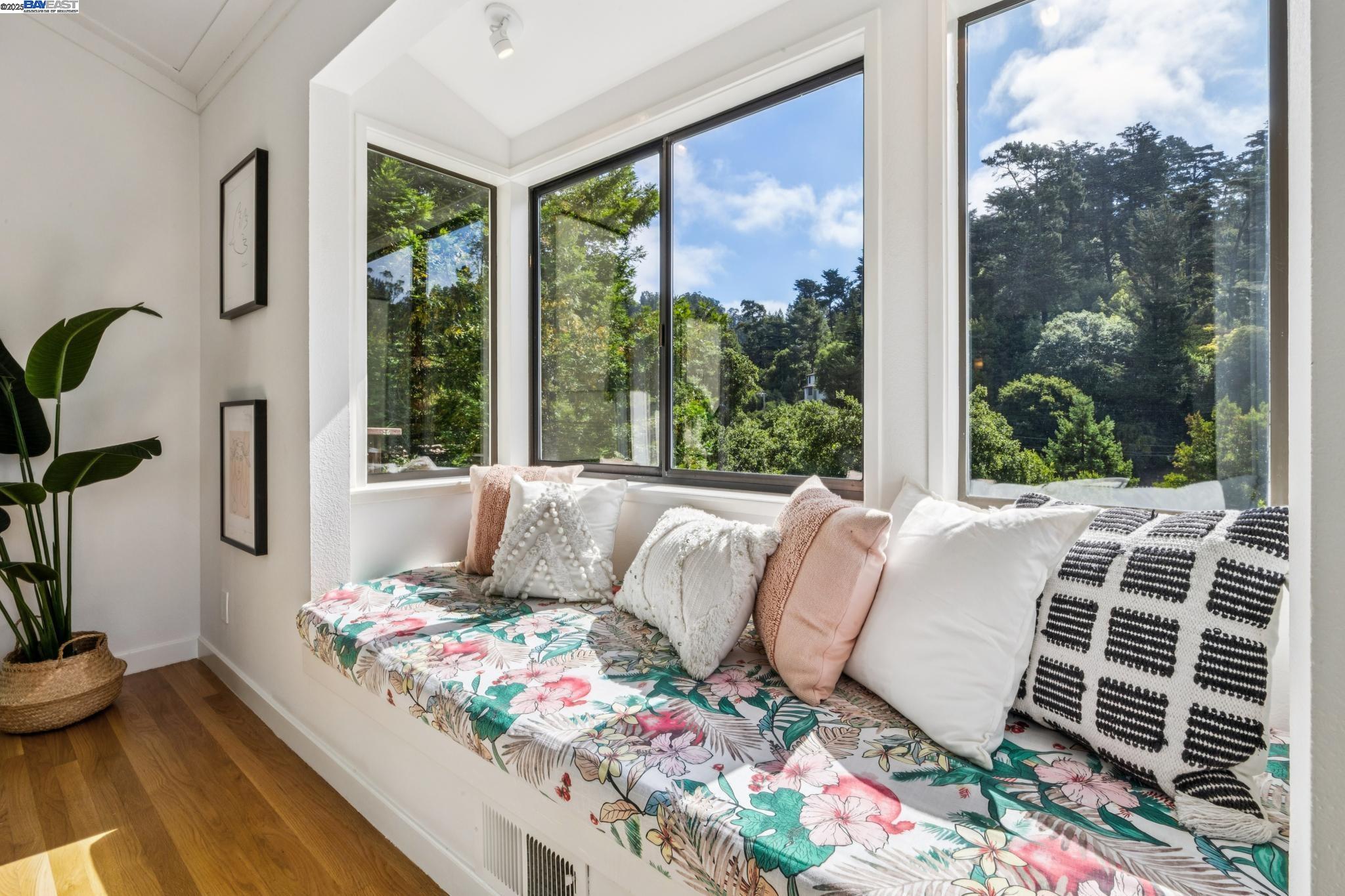Detail Gallery Image 11 of 60 For 7350 Woodrow Drive, Oakland,  CA 94611 - 3 Beds | 2/1 Baths