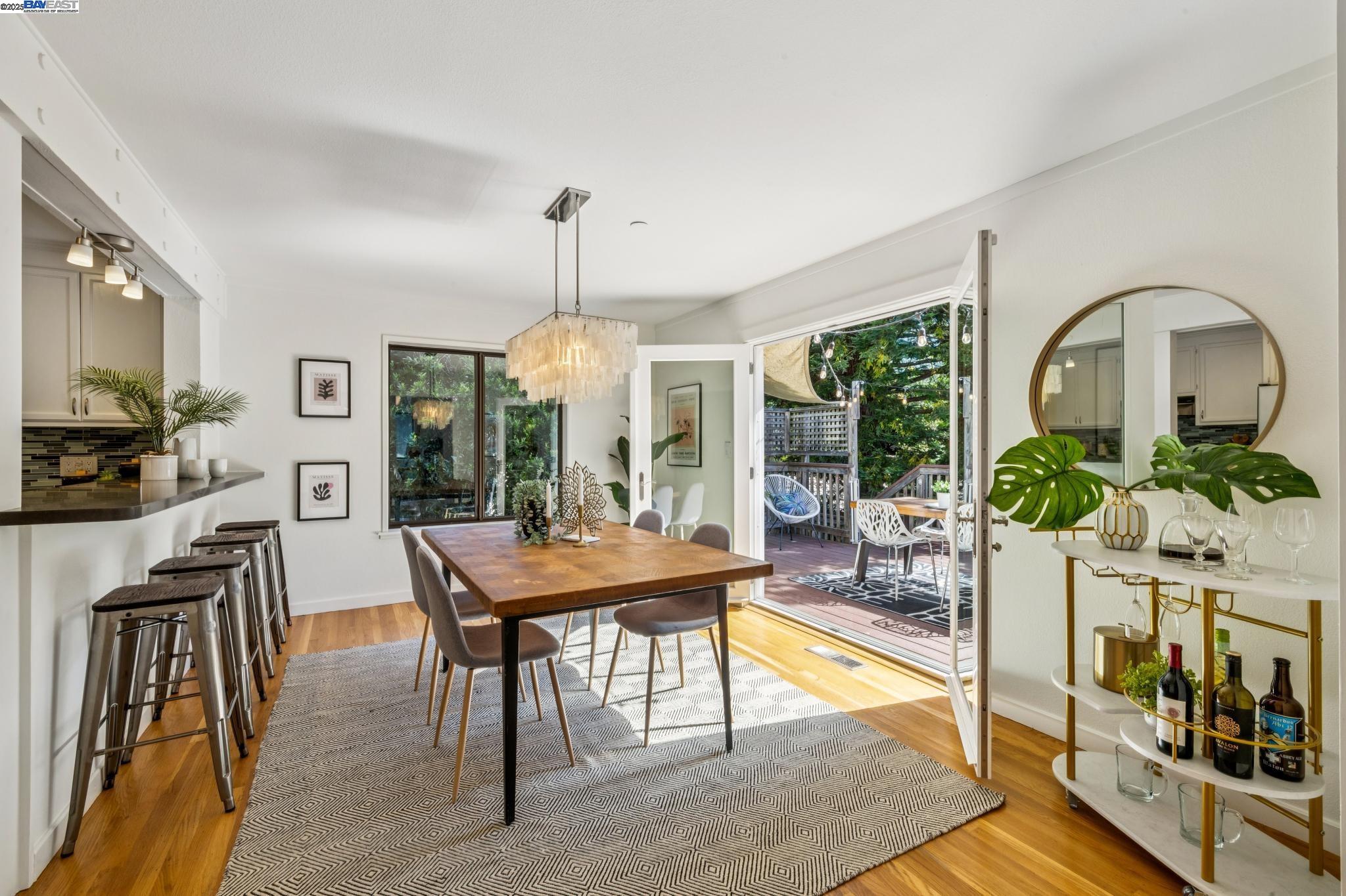 Detail Gallery Image 3 of 60 For 7350 Woodrow Drive, Oakland,  CA 94611 - 3 Beds | 2/1 Baths