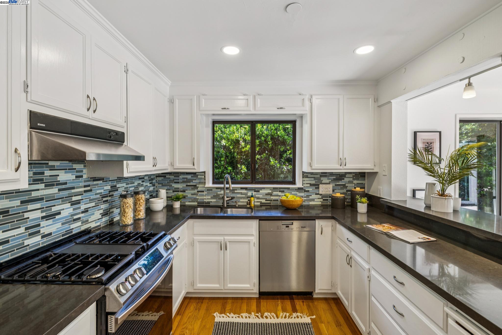 Detail Gallery Image 21 of 60 For 7350 Woodrow Drive, Oakland,  CA 94611 - 3 Beds | 2/1 Baths