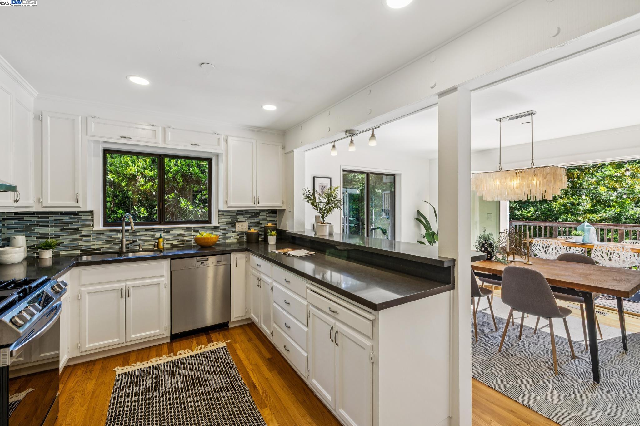 Detail Gallery Image 22 of 60 For 7350 Woodrow Drive, Oakland,  CA 94611 - 3 Beds | 2/1 Baths