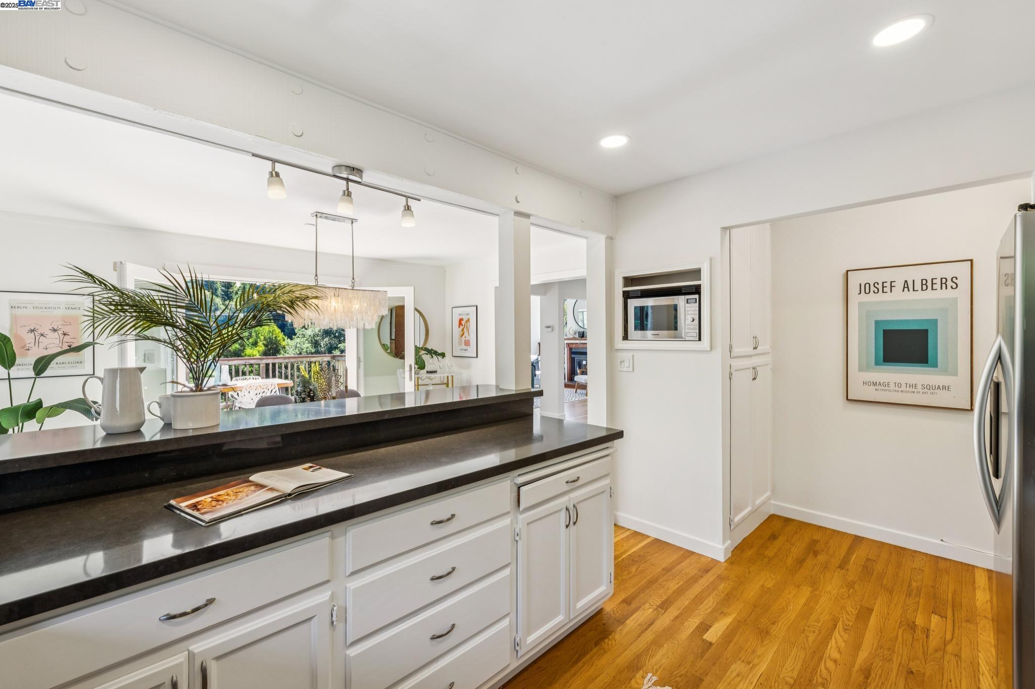 Detail Gallery Image 23 of 60 For 7350 Woodrow Drive, Oakland,  CA 94611 - 3 Beds | 2/1 Baths
