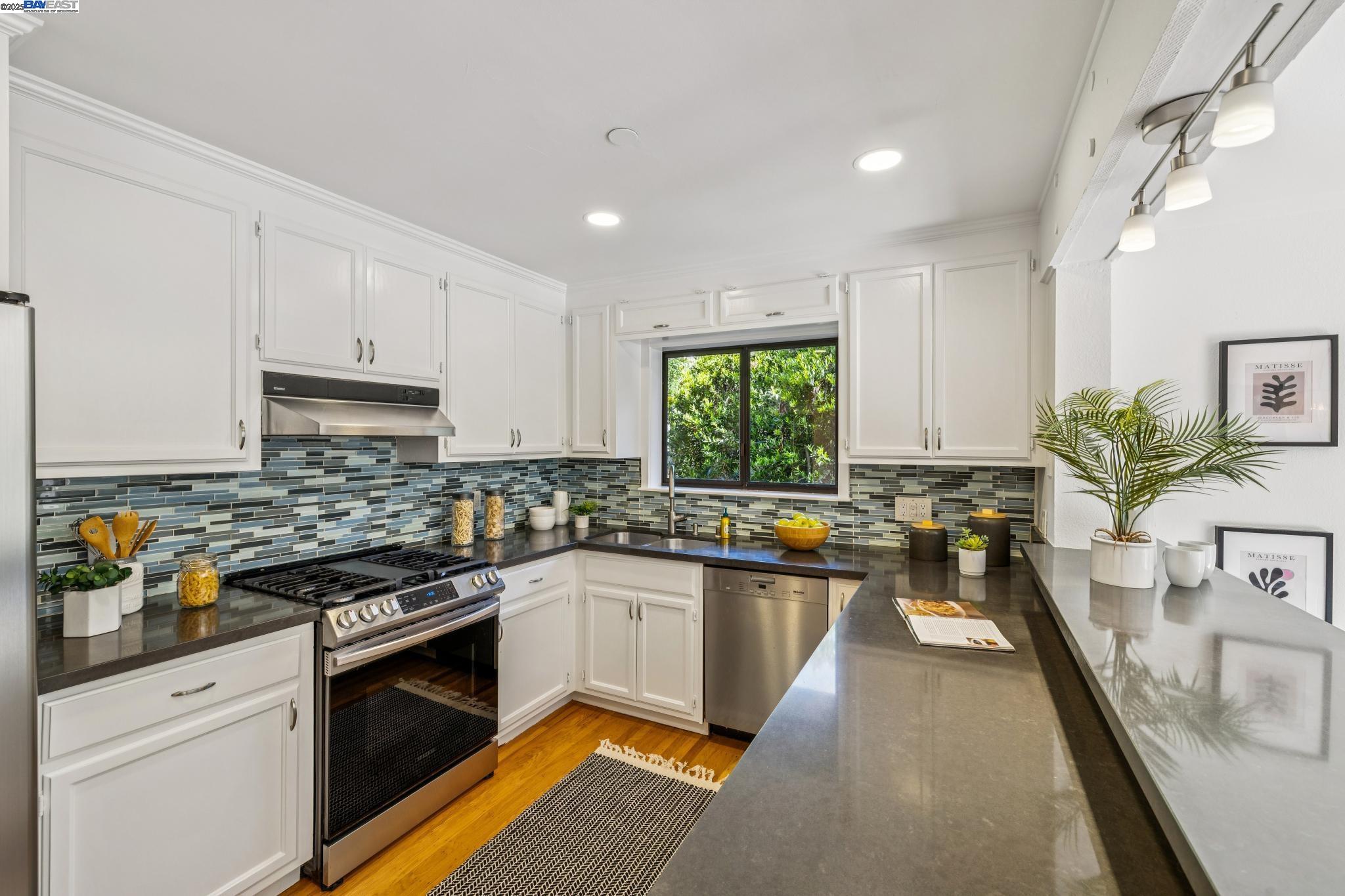 Detail Gallery Image 4 of 60 For 7350 Woodrow Drive, Oakland,  CA 94611 - 3 Beds | 2/1 Baths