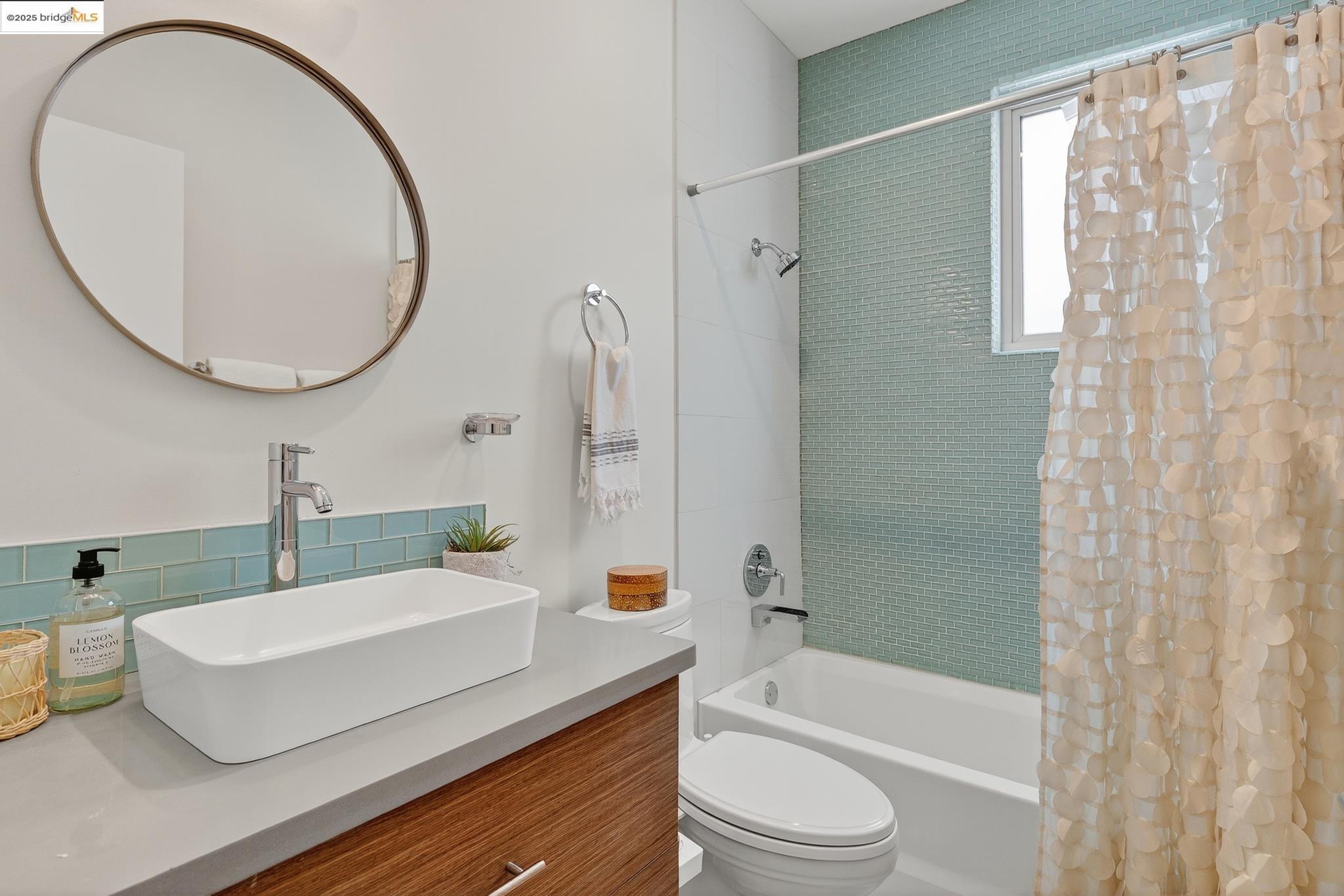 Detail Gallery Image 28 of 45 For 678 Walavista Ave, Oakland,  CA 94610 - 4 Beds | 3 Baths
