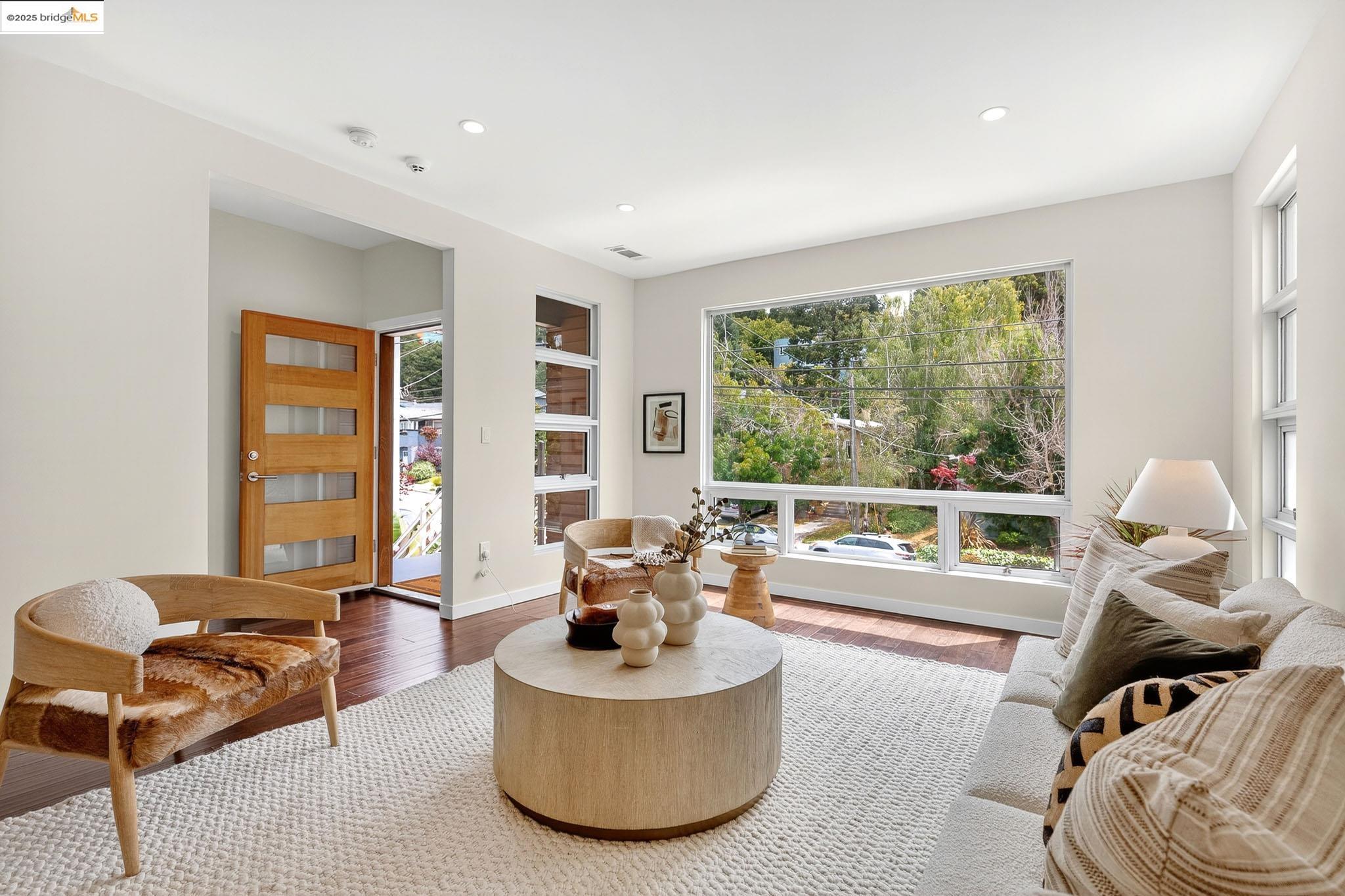 Detail Gallery Image 4 of 45 For 678 Walavista Ave, Oakland,  CA 94610 - 4 Beds | 3 Baths