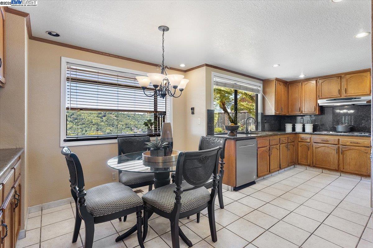 Detail Gallery Image 16 of 51 For 6444 Boone Dr, Castro Valley,  CA 94552 - 4 Beds | 3 Baths
