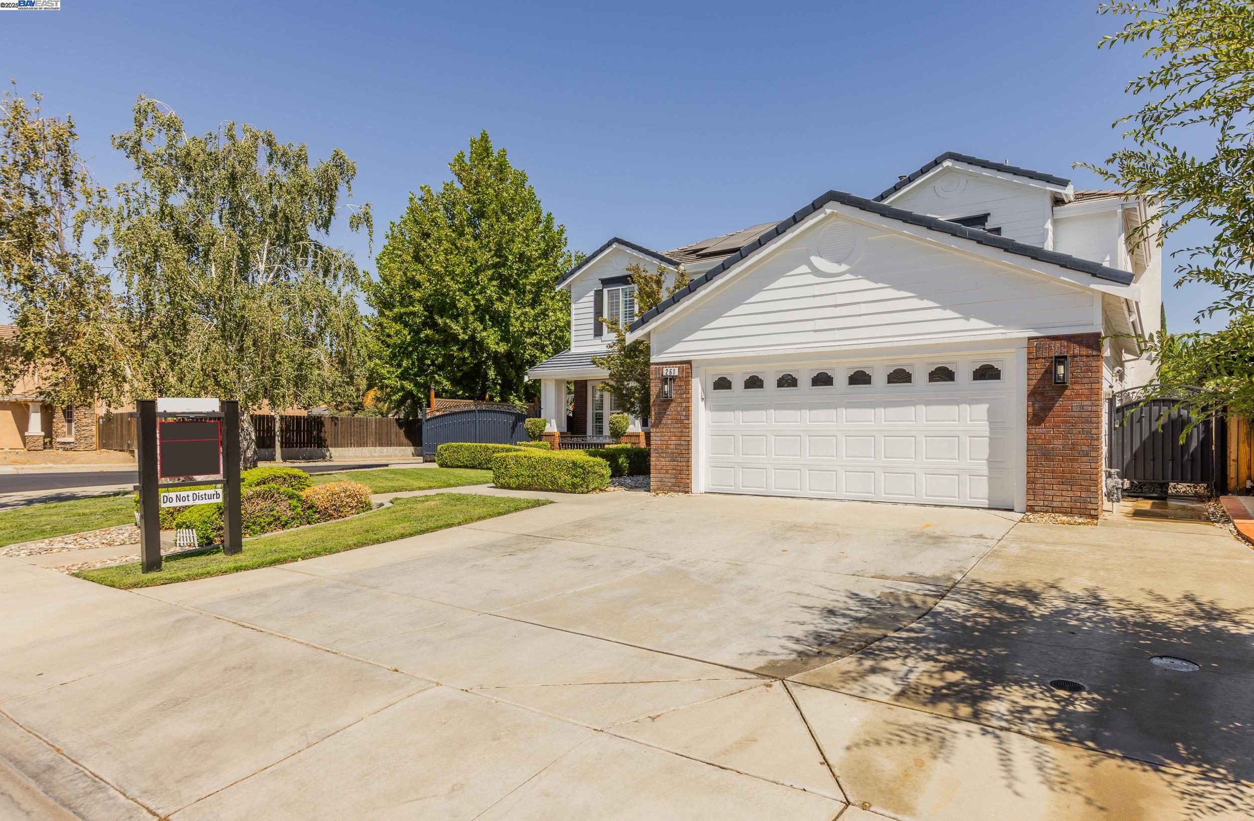 Detail Gallery Image 4 of 38 For 261 Kelley Mist Ct, Tracy,  CA 95377 - 5 Beds | 3 Baths