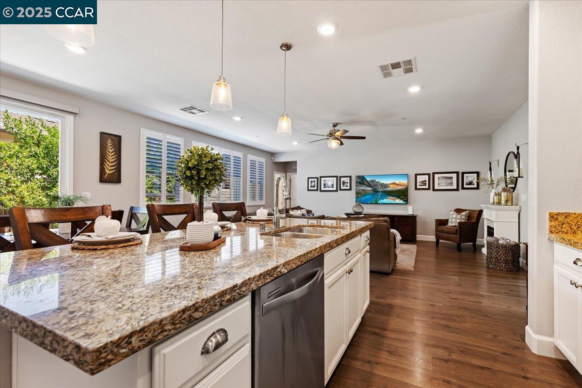 Detail Gallery Image 11 of 42 For 2097 Salice Way, Brentwood,  CA 94513 - 4 Beds | 3 Baths
