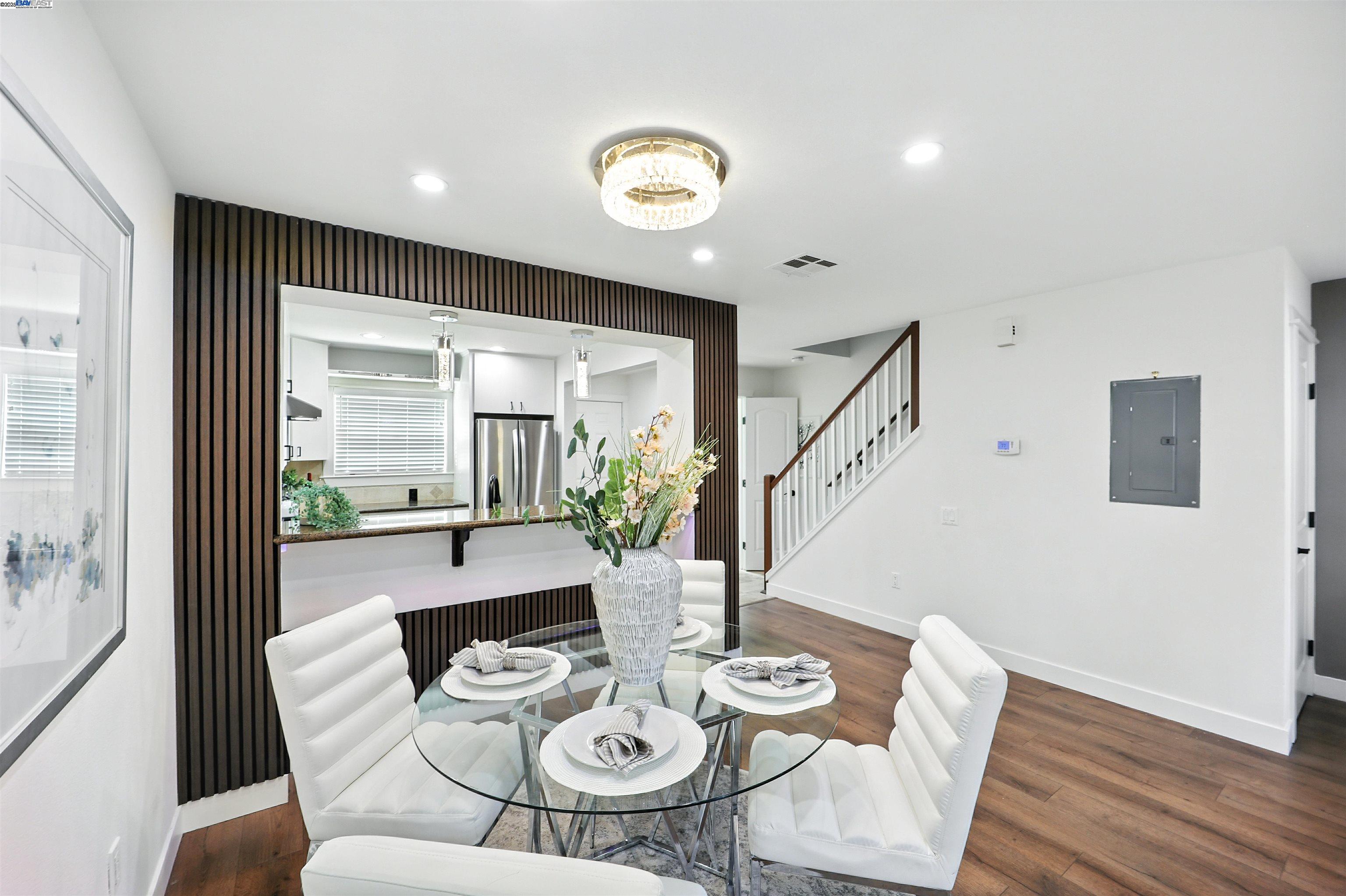 Detail Gallery Image 3 of 46 For 865 Carlisle Way #128,  Sunnyvale,  CA 94087 - 2 Beds | 2/1 Baths
