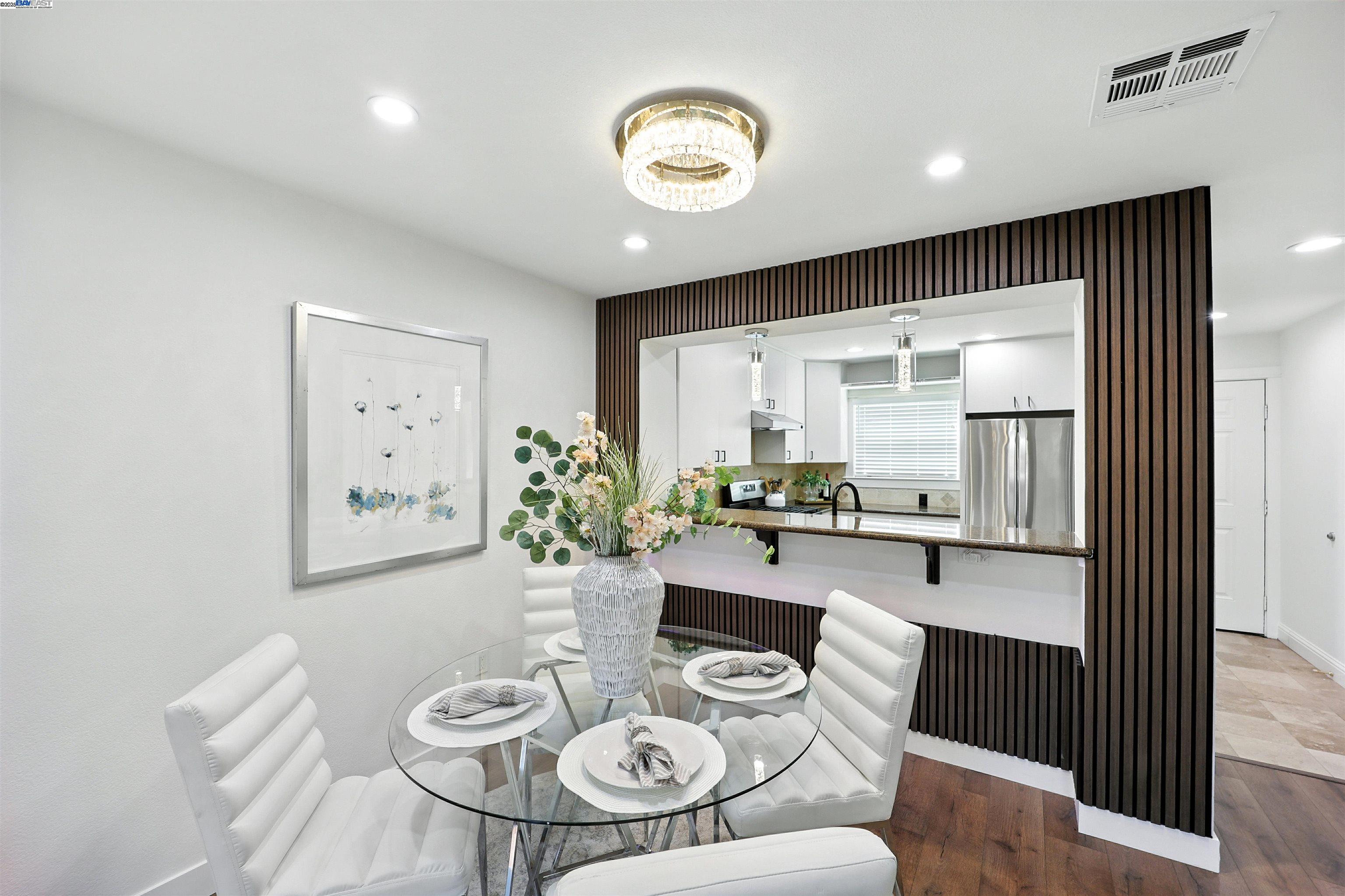 Detail Gallery Image 4 of 46 For 865 Carlisle Way #128,  Sunnyvale,  CA 94087 - 2 Beds | 2/1 Baths