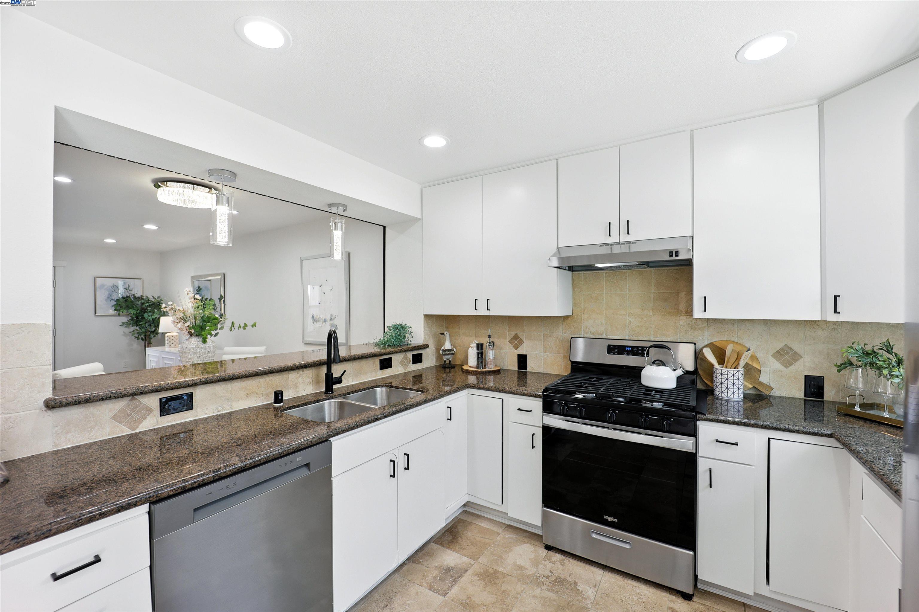 Detail Gallery Image 8 of 46 For 865 Carlisle Way #128,  Sunnyvale,  CA 94087 - 2 Beds | 2/1 Baths