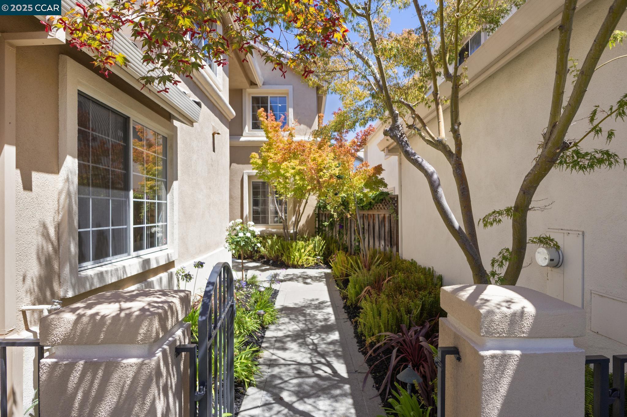 Detail Gallery Image 2 of 60 For 24 Volterra Ct, Danville,  CA 94526 - 5 Beds | 3 Baths