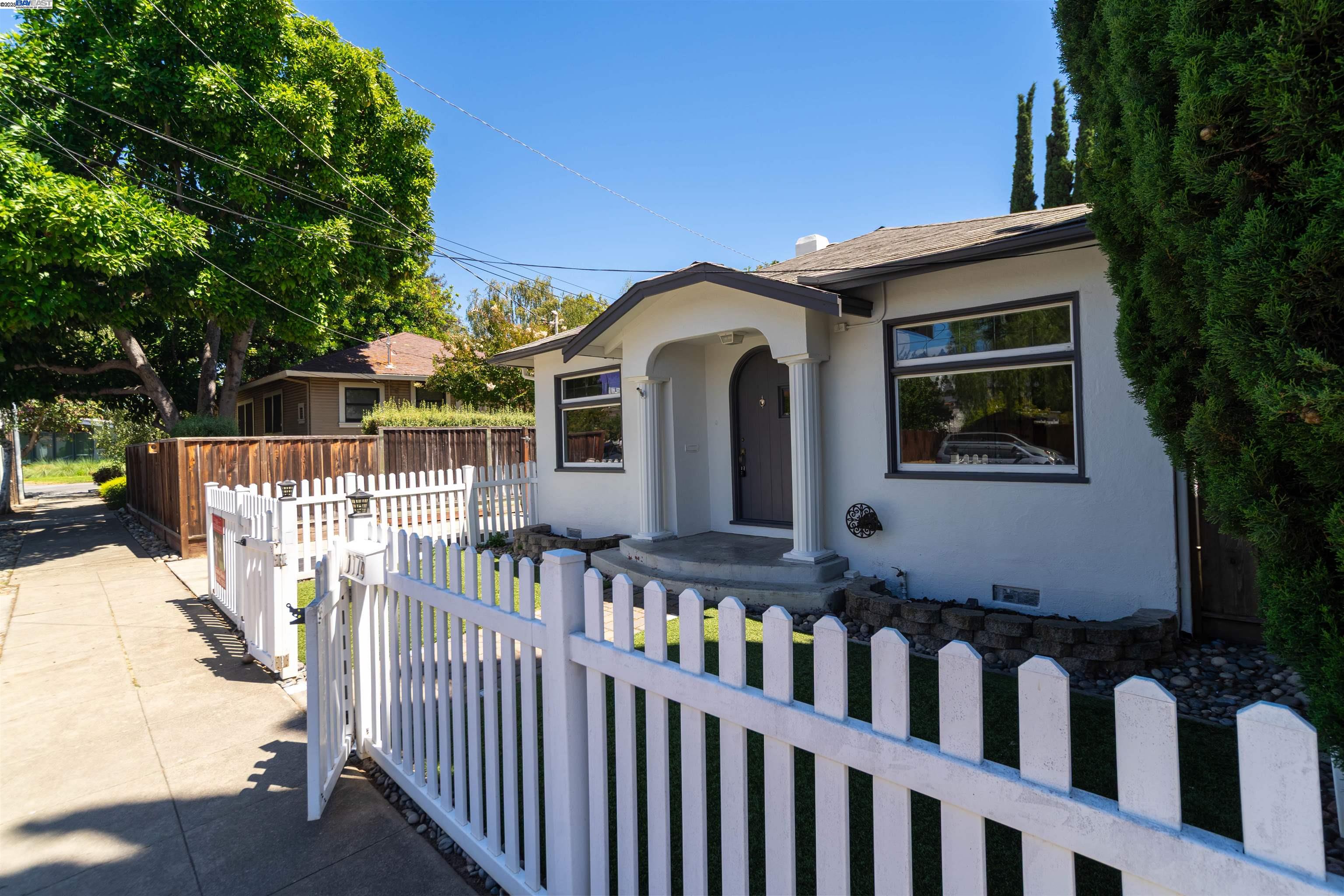Detail Gallery Image 3 of 49 For 1174 Lexington St, Santa Clara,  CA 95050 - 2 Beds | 1 Baths