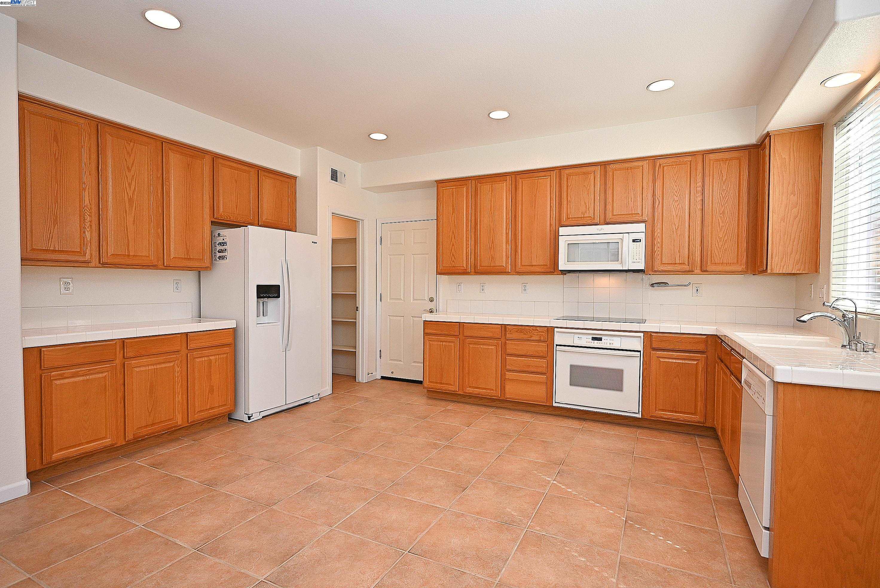 Detail Gallery Image 12 of 33 For 4189 Tessa Pl, Pleasanton,  CA 94566 - 4 Beds | 2/1 Baths