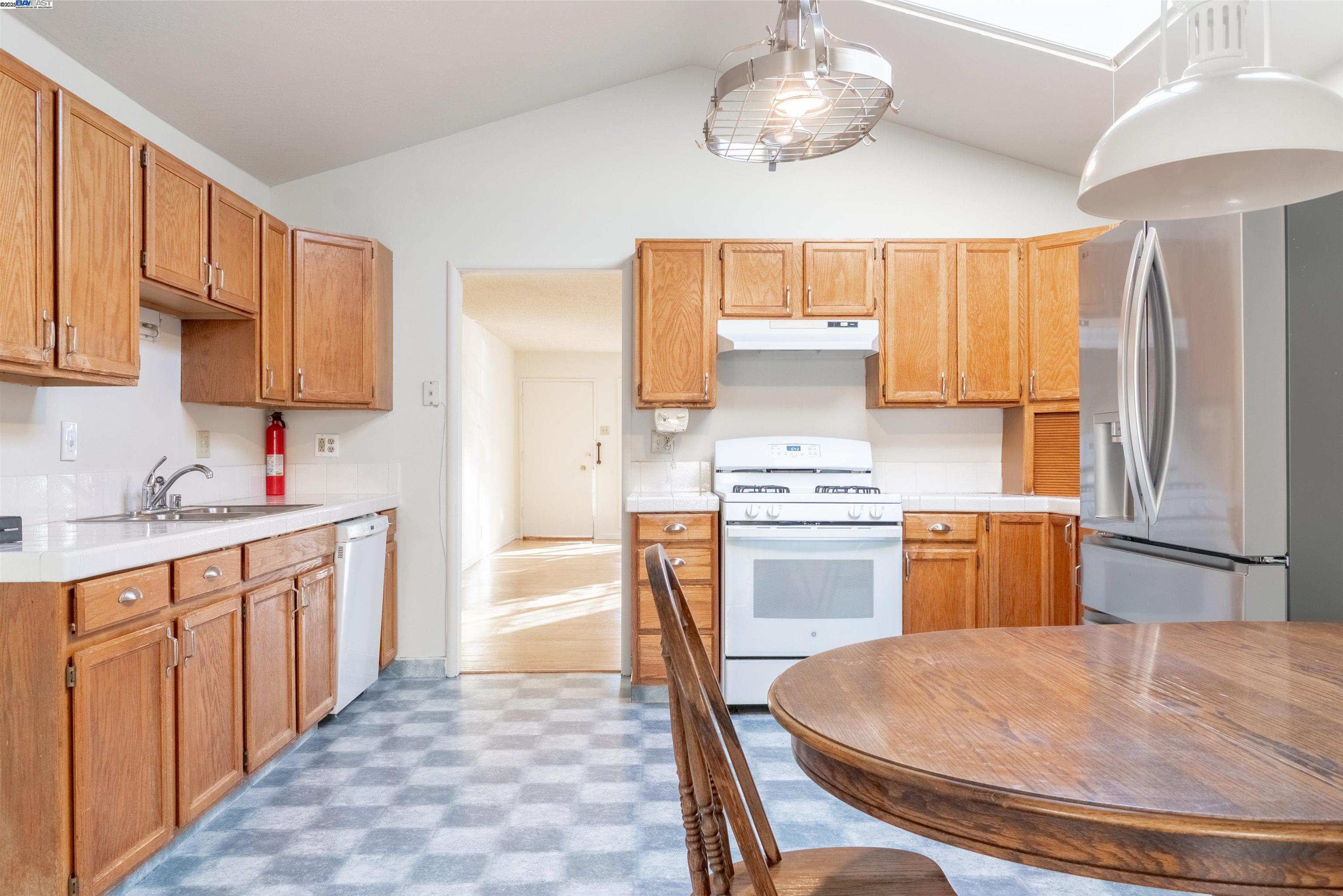Detail Gallery Image 9 of 32 For 14466 Acacia St, San Leandro,  CA 94579 - 4 Beds | 2 Baths