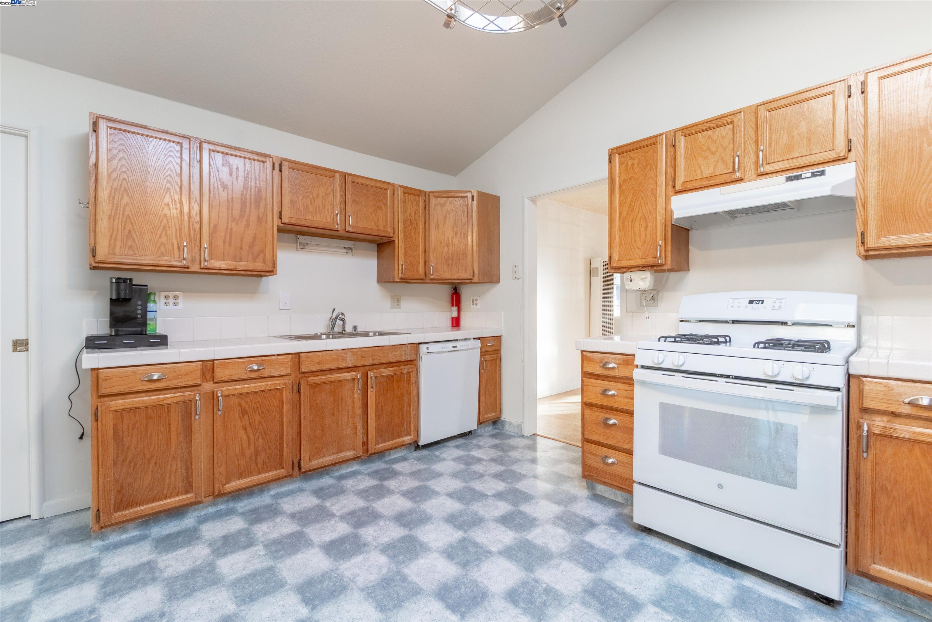 Detail Gallery Image 10 of 32 For 14466 Acacia St, San Leandro,  CA 94579 - 4 Beds | 2 Baths