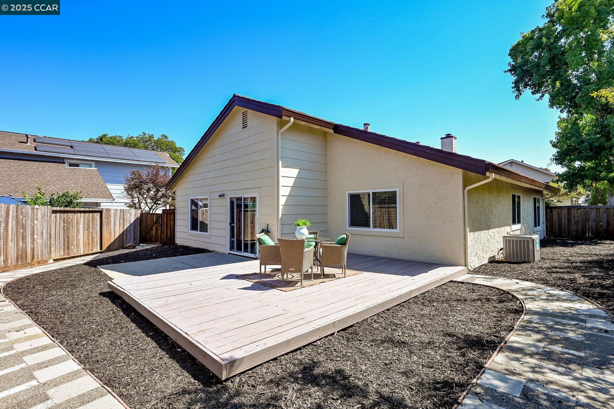Detail Gallery Image 18 of 24 For 2140 Eastview Pl, Martinez,  CA 94553 - 3 Beds | 2 Baths