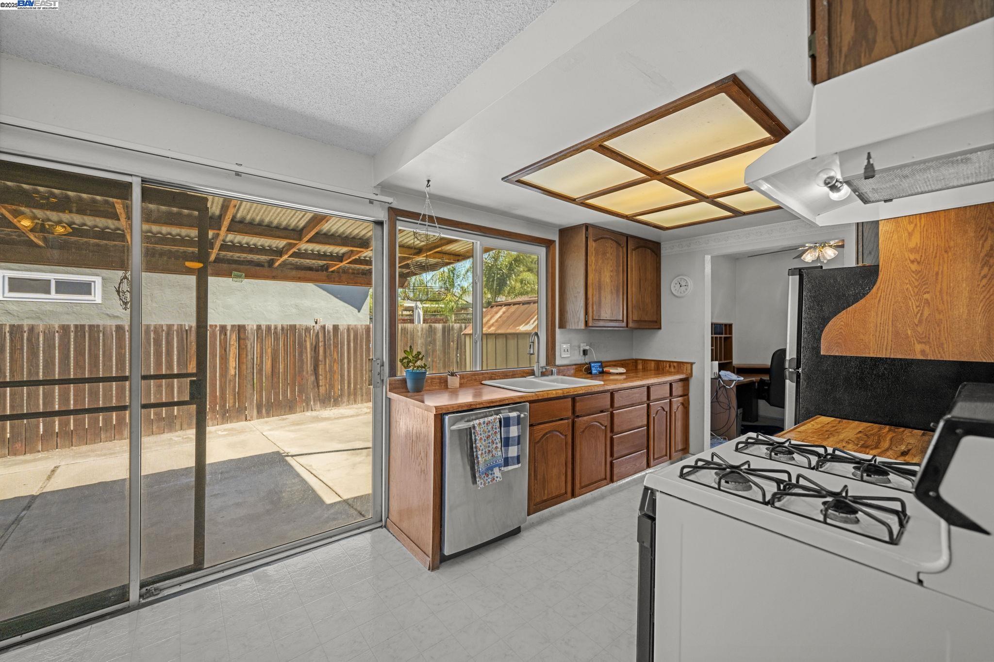 Detail Gallery Image 20 of 49 For 676 Colusa Way, Livermore,  CA 94551 - 3 Beds | 2 Baths