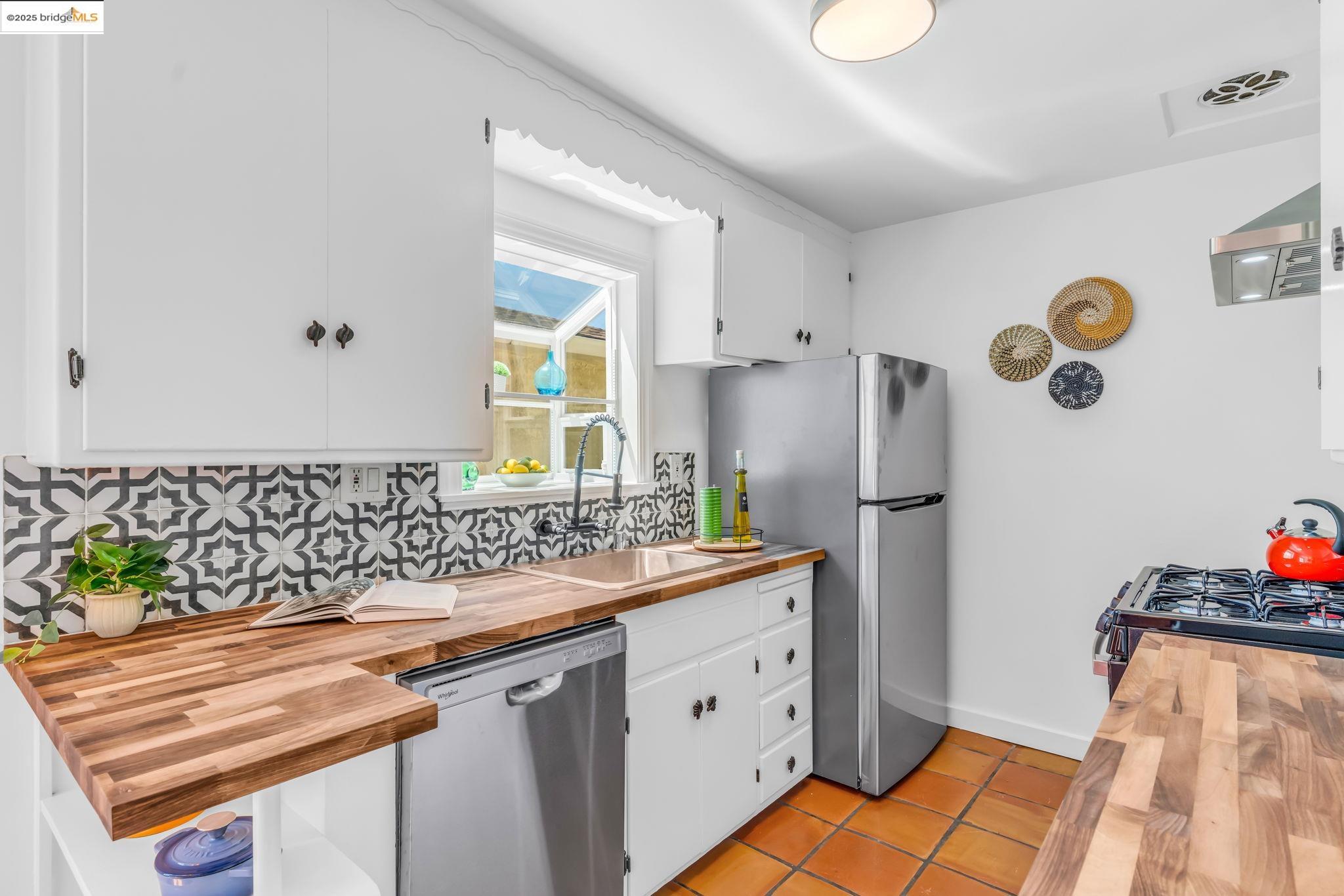 Detail Gallery Image 8 of 42 For 7231 Plank Ave, El Cerrito,  CA 94530 - 2 Beds | 1 Baths
