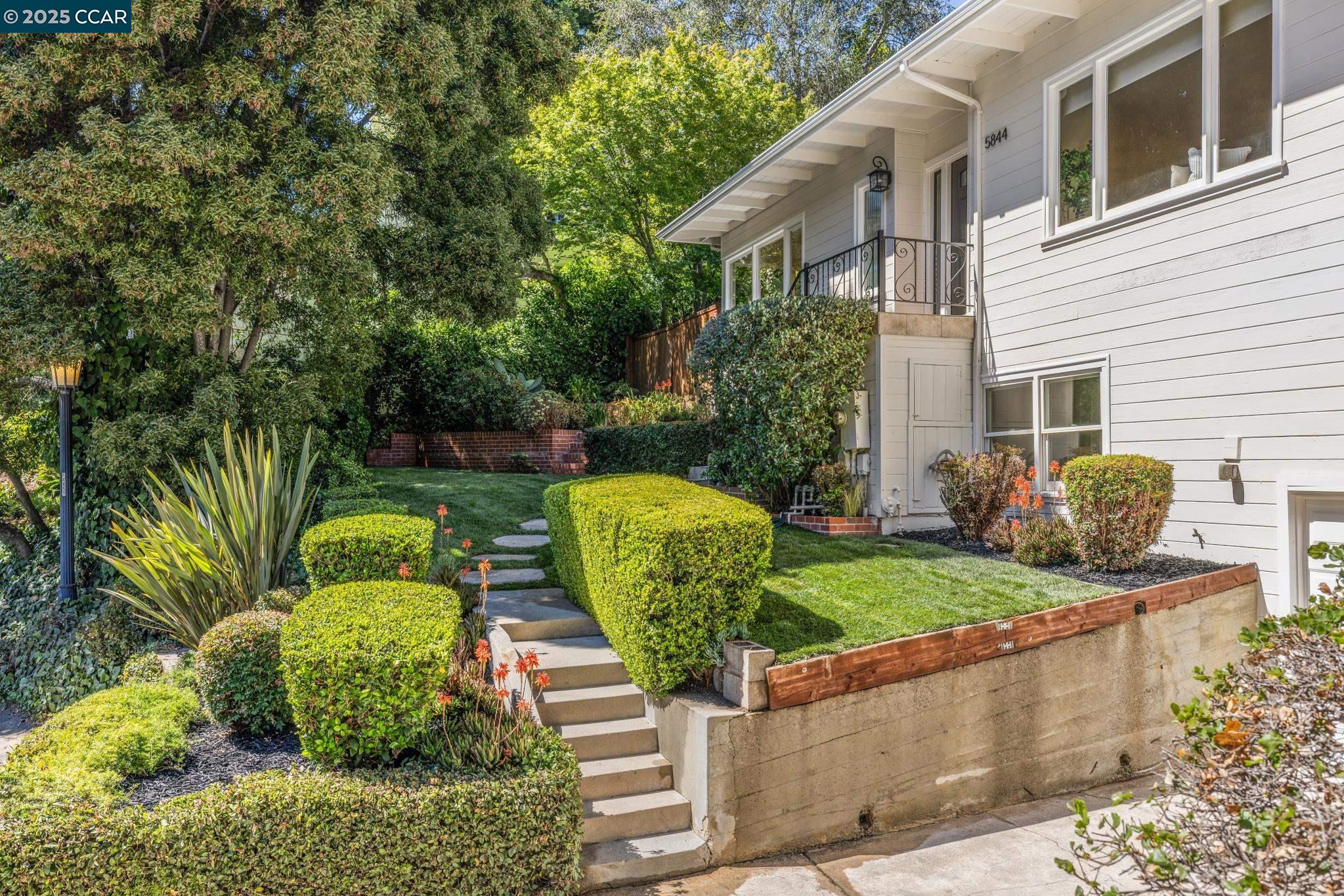 Detail Gallery Image 2 of 50 For 5844 Harbord Dr, Oakland,  CA 94611 - 3 Beds | 2 Baths