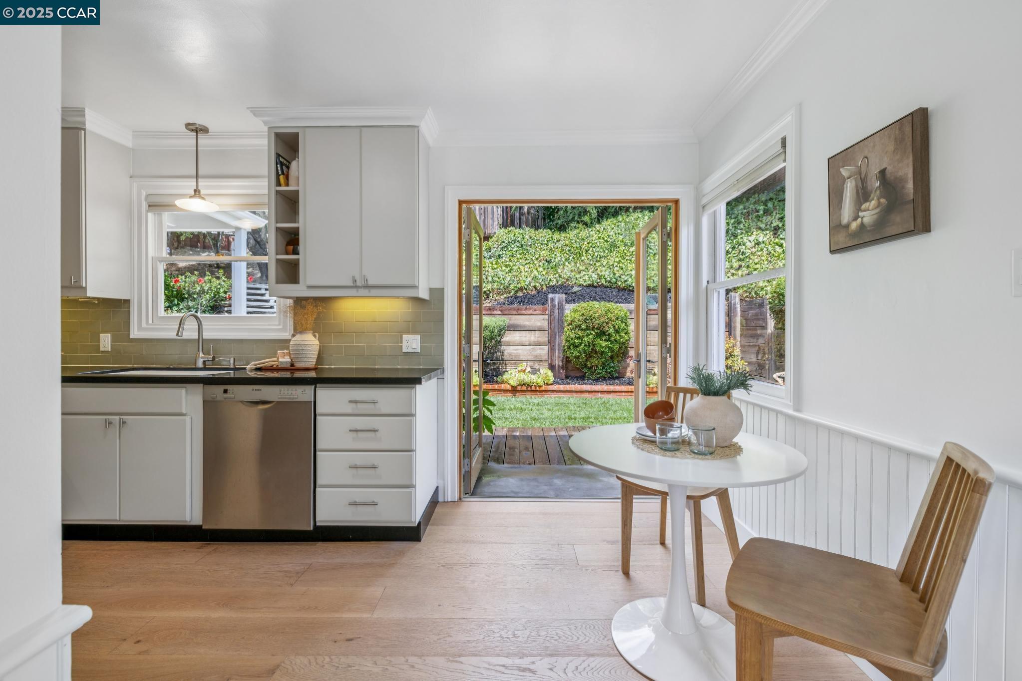 Detail Gallery Image 16 of 50 For 5844 Harbord Dr, Oakland,  CA 94611 - 3 Beds | 2 Baths