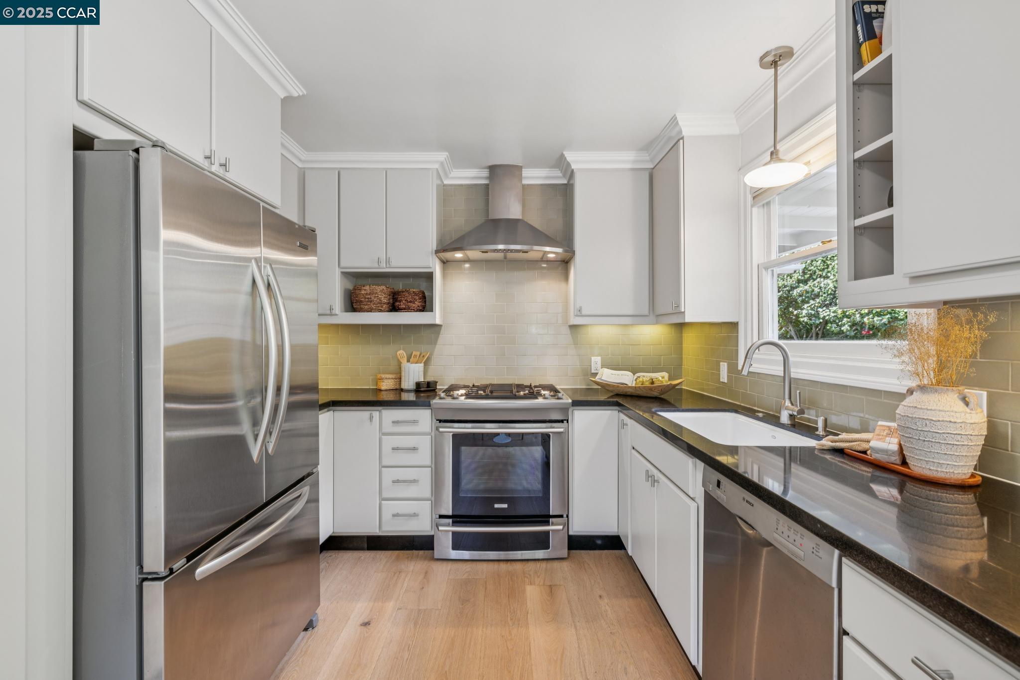 Detail Gallery Image 17 of 50 For 5844 Harbord Dr, Oakland,  CA 94611 - 3 Beds | 2 Baths