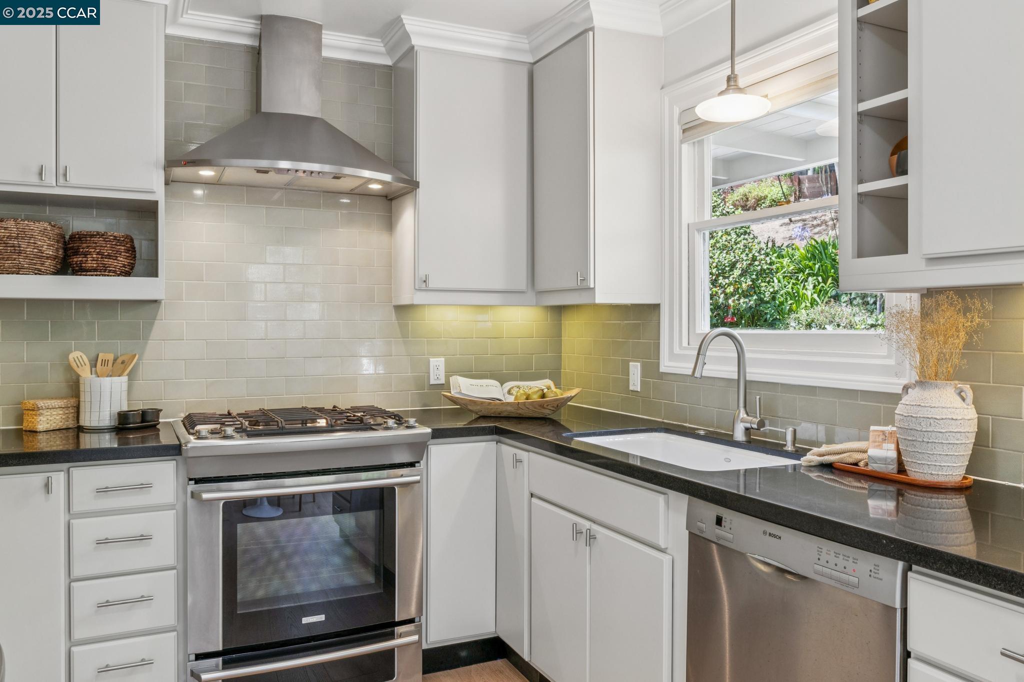 Detail Gallery Image 18 of 50 For 5844 Harbord Dr, Oakland,  CA 94611 - 3 Beds | 2 Baths