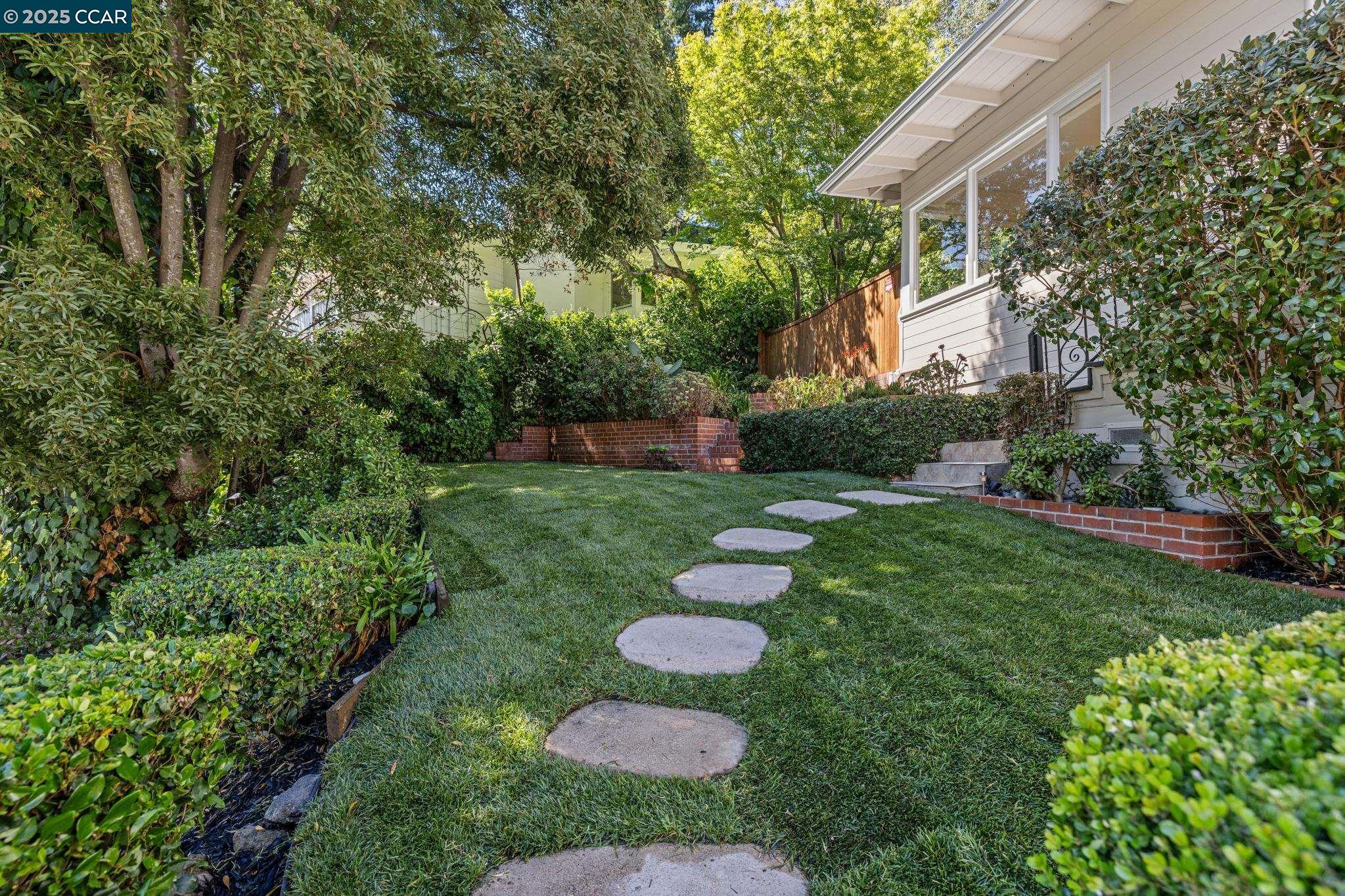 Detail Gallery Image 3 of 50 For 5844 Harbord Dr, Oakland,  CA 94611 - 3 Beds | 2 Baths