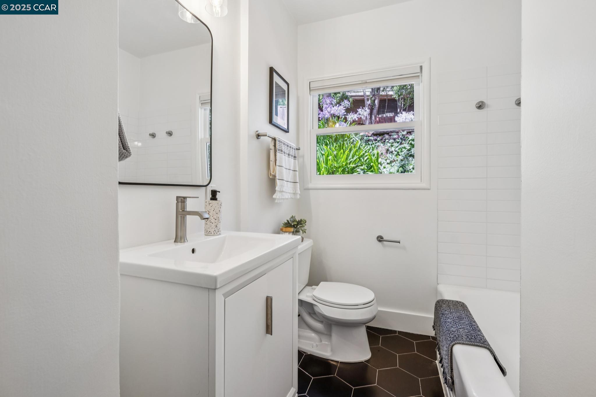 Detail Gallery Image 29 of 50 For 5844 Harbord Dr, Oakland,  CA 94611 - 3 Beds | 2 Baths