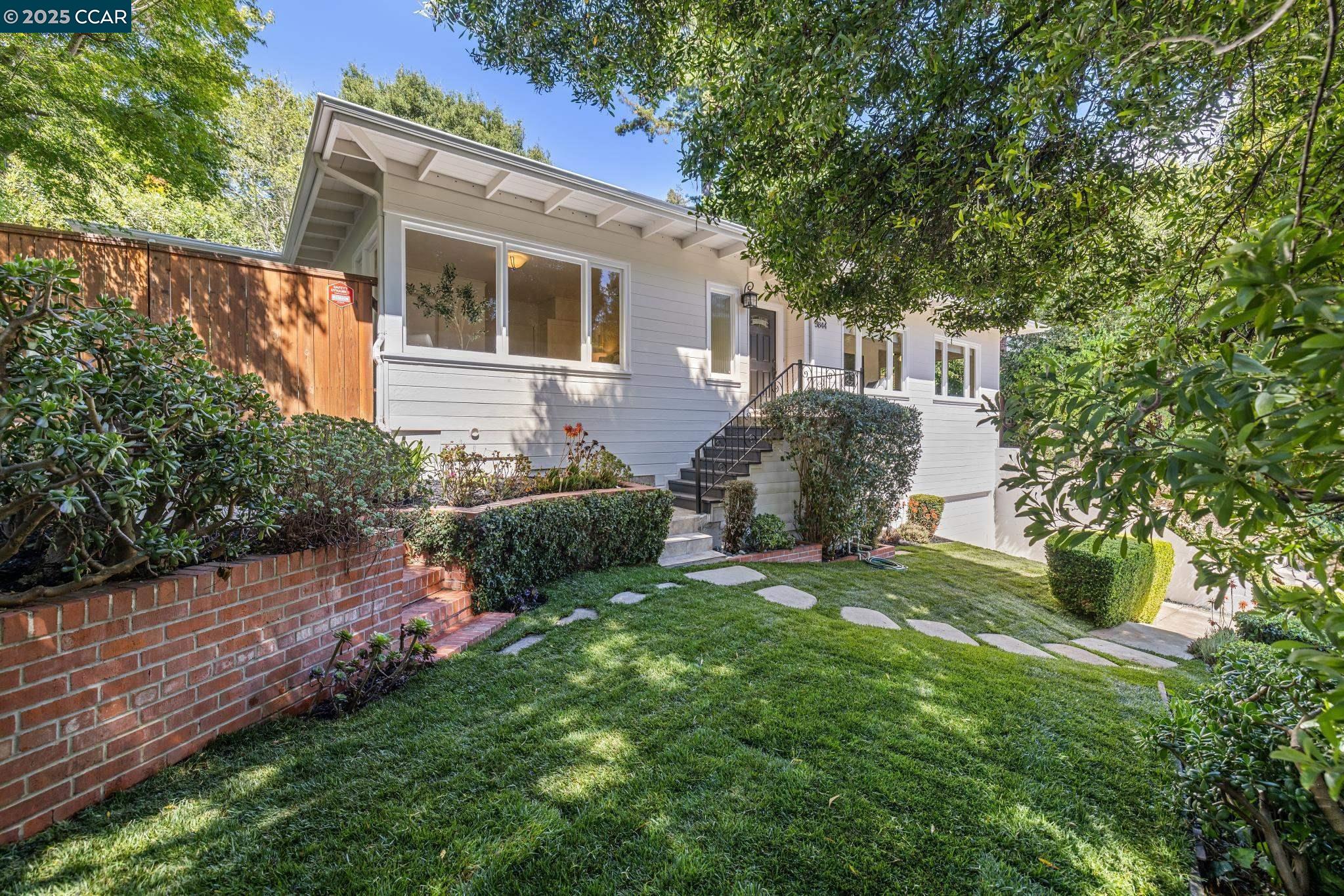 Detail Gallery Image 4 of 50 For 5844 Harbord Dr, Oakland,  CA 94611 - 3 Beds | 2 Baths